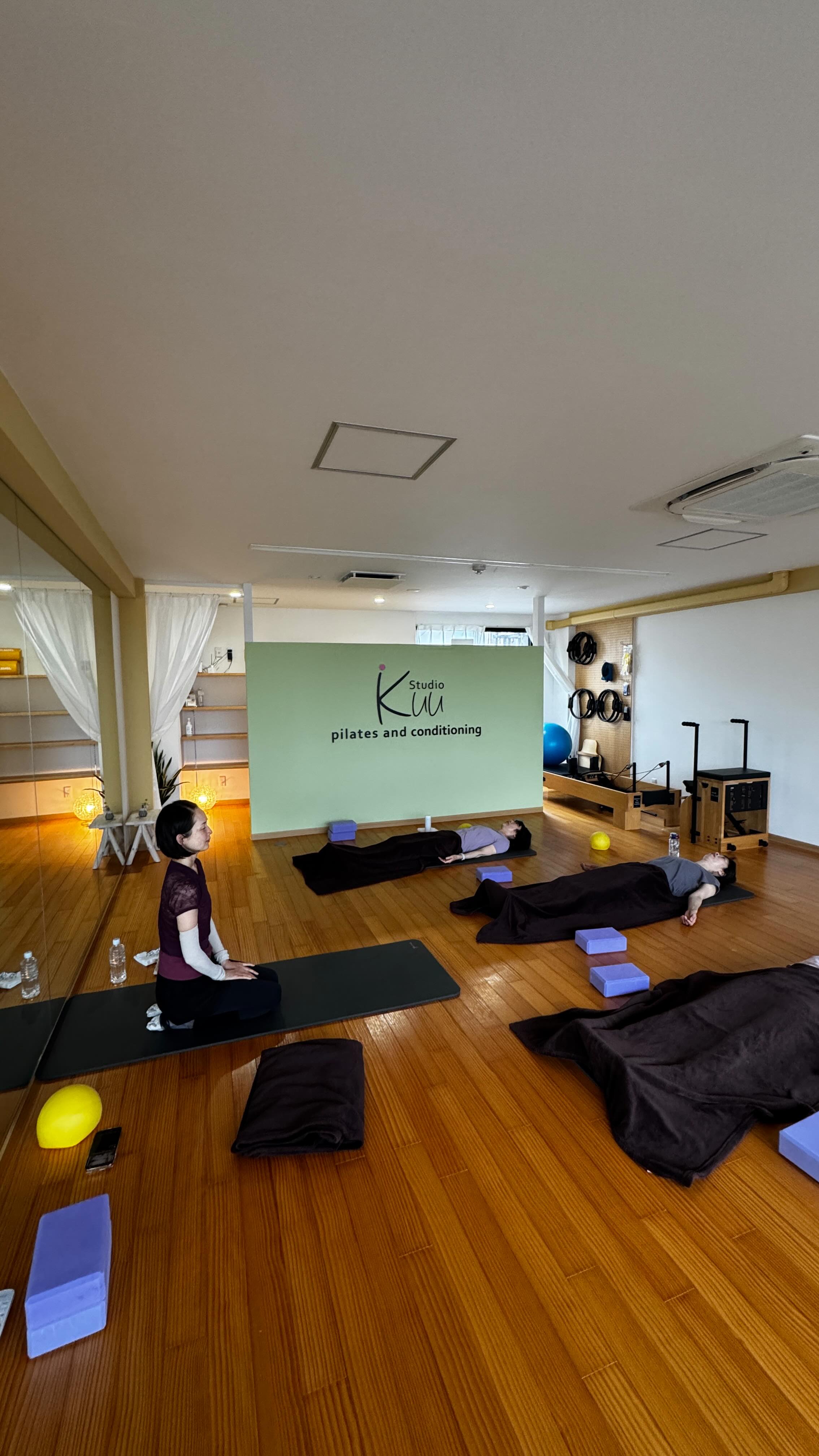 ✴︎
《木曜日 10時〜『relaxヨガ』by hiromi》
次回は5月14日、28日(木曜日)
リラックスヨガは身体を整えるヨガでもあるんです💛
hiromi先生のヨガ🧘♂️
身体を丁寧な動きで作っていくレッスンです。
骨盤周り肩周りにある筋肉をジワジワとほぐして、終わると姿勢がスッキリ💛
整えるってこういう事なのねと体が喜んぶ🤗
決して痛いのを無理に柔軟性をアップするのではありません。
自律神経が整い、夜は熟睡できる。
自分の身体にご褒美を✨✨
首周り、肩周りをスッキリさせたい方にもオススメです🌿
ヨガを通して自分と向き合う時間✨✨
5年後、10年後の自分の為に今出来る事✨✨
「リラックスyoga」
隔週木曜日10時〜
ご予約はホームページから。
お問い合わせはホームページの📧メール、
インスタのDM、
インスタのlitlinkから体験レッスン申し込み、
Facebookでのメッセージ、
公式L→お友達追加からのトーク
お電話
の方からお願いします。
沢山の方の健康と美のお手伝いができますよう、
お持ちしております。
〜〜〜〜〜〜〜〜〜〜〜〜〜〜〜〜〜〜〜〜
「studio kuu」
《阪堺上町線「姫松駅」下車徒歩2分》
大阪市阿倍野区帝塚山1-6-3
ニシオ帝塚山ビル3階
☎︎070 8514 8549
#リラックスヨガ
#5年後10年後の自分の為に
#studiokuu
#スタジオクゥ
#帝塚山ピラティス
姫松ピラティス
functional_roller_pilates
matpillates
マットピラティス
ファンクショナルローラーピラティス
FRピラティス
FRP