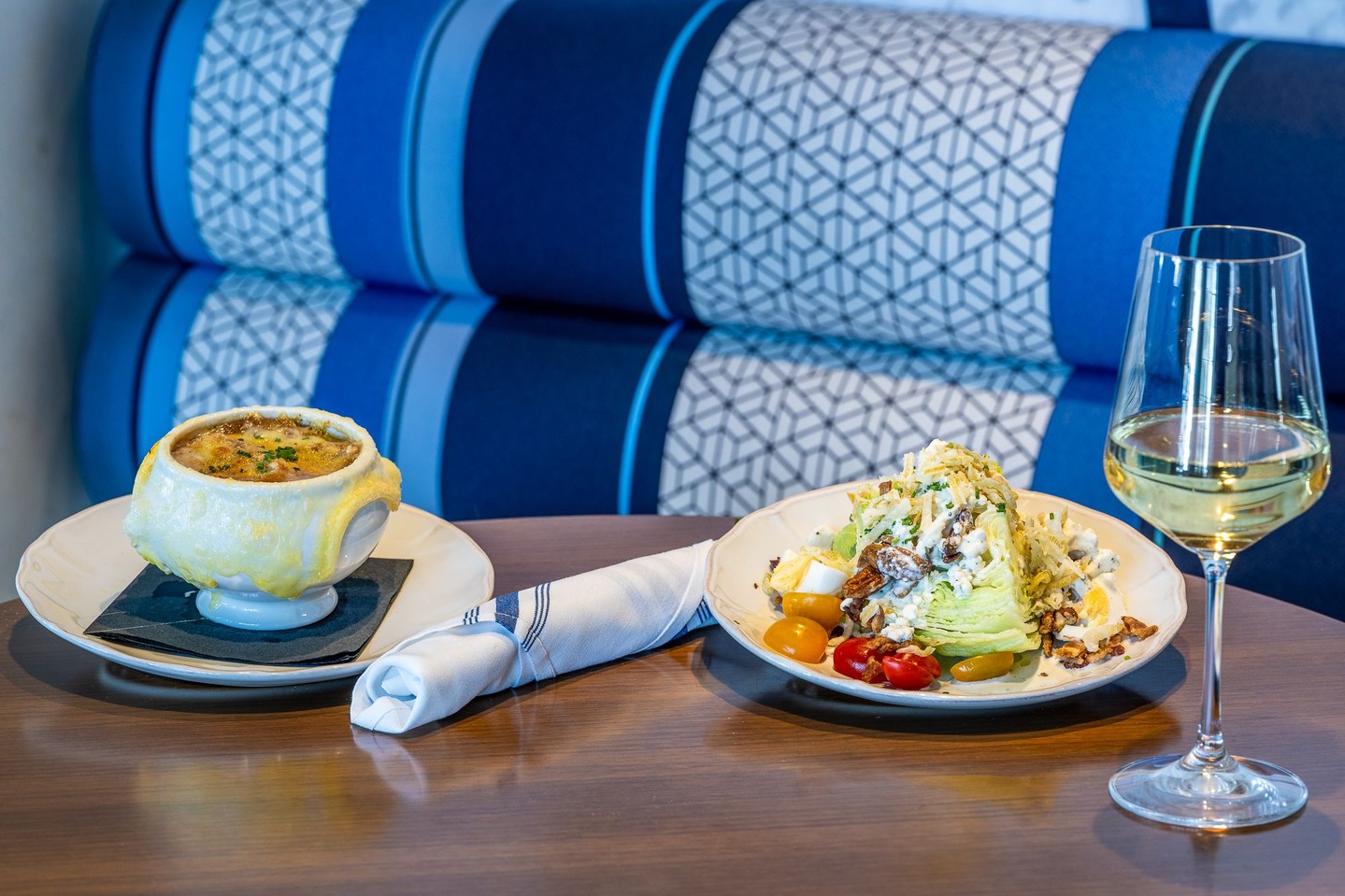 Quick bites, easy sips, zero fuss. 🍹✨
.
Stop by the lobby bar for a laid-back lunch or a refreshing drink—perfect between beach plans in Pismo Beach. 🌊