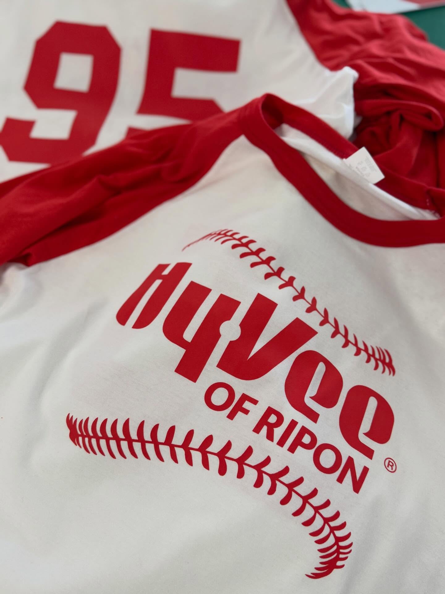 Teamed up with HyVee of Ripon and did some baseball themed shirts for their event this weekend!
.
.
#customshirts #hyvee #bluedesignco #riponwi