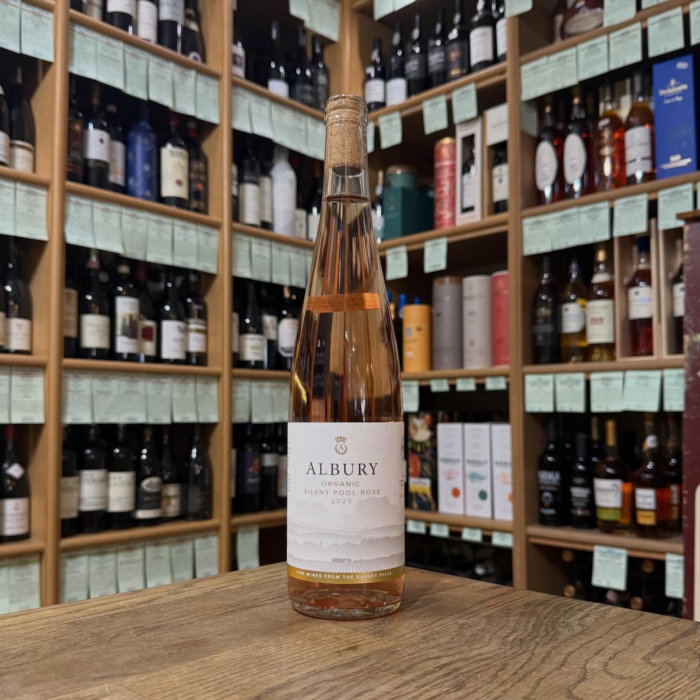 Sunny afternoon in the Surrey Hills! Wine, racing and coffee…new vintage of the lovely Silent Pool Rosé from Albury Vineyard 🩷
#surreyhills #alburyvineyard #rosé #dorking