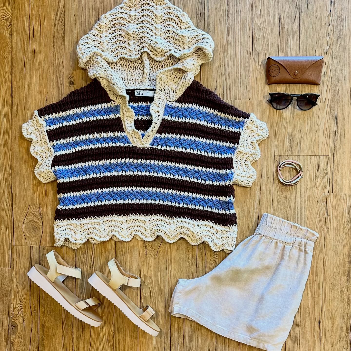 Weekend ready. βοΈπΌπ¦
The details:
Zara sweater sz S, $24
Love and Confuse linen shorts sz S, $24
Madewell sandals (new) sz 7.5, $30
Ray-Ban sunglasses, $46
Bracelets, $12