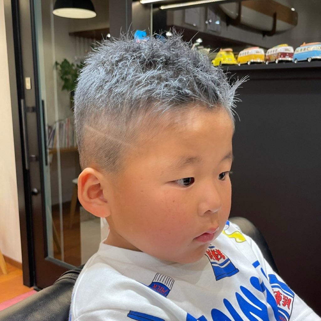 皆様いつもFleekをご利用いただき、誠にありがとうございます。
新緑がまぶしく、風が心地よい季節となりました🌿
春から初夏へと移り変わるこの時期は、紫外線や汗ばむ陽気により、お肌や頭皮のコンディションも変化しやすくなります。
Fleekでは、お一人おひとりの状態に合わせた施術にて
すっきりと整い、気持ちまで軽くなる時間をご提供いたします。
ゴールデンウィークのお出かけ前や、日頃のリフレッシュにもぜひご利用ください。
皆さまのご来店を心よりお待ちしております。
【メンズカット】
キッズ
シルバーWax
ライン
個性
【Fleek 】
#フリーク
Hair Lounge
Lady's Esthe & Shaving &Bridal&Cosmetics
Instagram &Facebookの投稿が遅くなり月末、月初にまとめてアップすることがございますm(_ _)m
皆様ご登録をお願いいたします🍀
Instagram
https://www.instagram.com/fleekonfleek.20.1.23/
Facebook
https://www.facebook.com/profile.php?id=100048643784219
✨ホームページへは会員カードのQRコードより読取していただけると簡単につながります。✨
↓ホームページ
https://fleek-salon.com
ご予約は
お電話(営業時間外・休業日を除く)、
ホームページよりお問い合わせメール、 Instagram、
Facebook
web予約はレディースの方のみ受付しております。web上で予約が入らない場合はお電話にて調整可能な日、お時間もありますのでお電話くださいませ。(お名前はフルネームと会員の方は「来店有り」にてご予約をお願いいたします。)
お気軽にお問合せください。
【定休日の際のご予約はホームページお問い合わせ、Facebookメッセージ、Instagramメッセージより受付ております。】
fleek 床屋 #新浦安理容室 #浦安理容室 新浦安フリーク 浦安フリーク 新浦安エステ #浦安エステ 新浦安シェービング #浦安シェービング 浦安ブライダル
お顔剃り
浦安ブライダルエステ
エイジングケア 毛穴ケア
メンズエステ 浦安 新浦安
ヘッドスパ 床屋 育毛剤 髪質改善
育毛シャンプー 発毛 育毛 美容
理容室
エステサロン
眉毛サロン
毛穴 の黒ずみ
基礎化粧品
ニキビケア
成人式シェービング
着物シェービング
袴シェービング
ブライダルシェービング
ブライダルエステ
ハーブピーリング
個室サロン
ブライダル
癒し
赤ちゃん筆
良きご縁に感謝
戦争のない世界を
一日も早い終戦を
