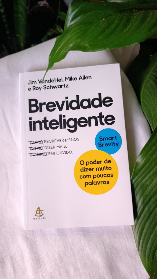 Eu sempre sofri com excesso na hora de me comunicar, palavras demais, voltas demais, e aquela sensação de que, no fim, eu não tinha dito exatamente o que queria. 🫣
Foi por isso que Brevidade Inteligente de Jim VandeHei, Mike Allen e Roy Schwartz da @editorasextante me atravessou de um jeito bom :-)
Num tempo em que a gente vive atropelando palavras, tentando dar conta de tudo, esse livro chega como um respiro. Um convite a desacelerar o discurso, a escolher melhor o que fica e, principalmente, o que pode ir.
Porque comunicar bem não é falar mais.
É sobre fazer sentido.
E talvez o mais bonito seja isso:
quando você aprende a ser claro, você também aprende a ser mais generoso com quem te escuta.
Esse não é só um livro sobre escrita.
É sobre presença. Sobre intenção. Sobre respeito pelo tempo do outro e pelo seu também.
Se você sente que às vezes fala muito e ainda assim não consegue ser entendido, talvez esse livro seja pra você.
📚 Brevidade Inteligente está à venda no nosso Cantinho na Amazon (link na bio). Ao comprar por lá, você apoia o Ensaios da Nega e fortalece meu trabalho literário.
E me conta: você também sente que, hoje, ser breve é quase um ato de coragem?
#comunicação #escrita #brevidadeinteligente #parceirosdasextante