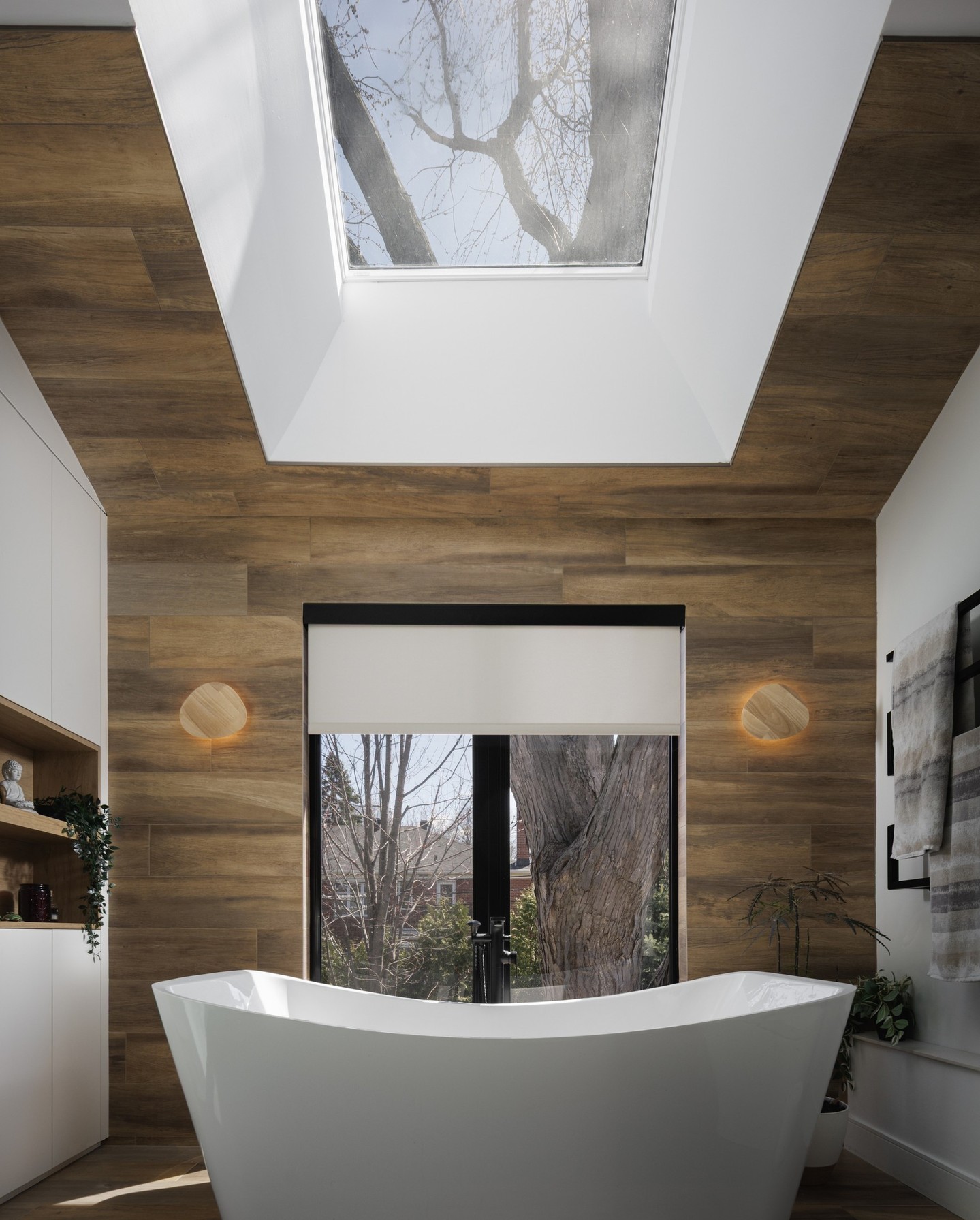 Sky above, spa below.
Blinds that frame the view and the vibe. ✨🛁
Ciel au‑dessus, spa au‑dessous.
Des stores qui encadrent la vue et l’ambiance. ✨🛁