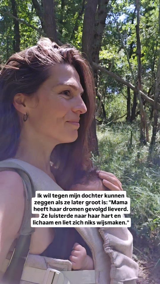 :》》Hoe wil jij later terugkijken op je leven?
Als ik later groot ben....
Als kind heb je zoveel dromen, je gelooft dat alles mogelijk is.
En dan word je ouder. Beland je eerst in het schoolsysteem en daardoor en uiteindelijk in het maatschappelijk systeem.
Er is zelfs een sociaal systeem...
En een familiesysteem...
Zoveel systemen waarbinnen we, volgens normen en waarden, horen te bewegen.
Doen wat er van ons verwacht wordt.
En gedurende de tijd weg ebt en de jaren voorbij vliegen, raken we steeds meer afgesneden van onze innerlijke dromen en verlangens voor het leven.
Ik wil een moeder zijn die later tegen haar dochter kan zeggen dat ik mijn hart en dromen wel heb gevolgd.
Dat ik durfde voor de andere paden te kiezen, omdat mijn intuïtie zei dat ik die te volgen had.
Zo volgde ik ooit mijn hart naar Bali, naar Colombia, naar Guatemala en Costa Rica.
Naar vele plantmedicijn reizen, een Maria Magdalena Retreat, een stembevrijdings retreat.
Ik volgde mijn intuïtie en hart die me leidden naar energetische healing therapie.
Naar het begeleiden van vrouwen.
Naar het faciliteren van retreats en 🌿 ceremonies.
Naar het opzetten van 'Vrouw van de Aarde'
Ik volgde mijn hart toen ze zei: "Je bent er klaar voor om moeder te worden."
En nu....?
Nu zegt mijn hart dat ik na het Inner Witch Retreat de stilte op mag zoeken. Even niks organiseren, maar luisteren en naar binnen keren.
Omdat ik de vrouw in mezelf, in het jaar van het vuurpaard opnieuw mag ontmoeten.
Want die vrouw is nu moeder en niet meer de 'maiden'.
Mijn hart zegt me dat ik terug mag naar waar het allemaal is begonnen.
Om uiteindelijk weer thuis te komen, in mezelf.
Ik weet dat Inner Witch Retreat van 6-10 mei hierin het startpunt gaat zijn voor mij.
Misschien ook voor jou ♥️
Het begin van een nieuwe fase. Een nieuwe (of oude) jij die weer wil gronden.
Belichaamt wil worden.
Wat verlangt jou hart?
Wat is jou droom?
Hoe wil jij later terugkijken naar je leven?
'Later' is sneller dan je denkt...
Blijf niet uitstellen.
Meer info over het retreat in de link in bio.
Stuur me gerust een DM als je iets wilt delen.
😘