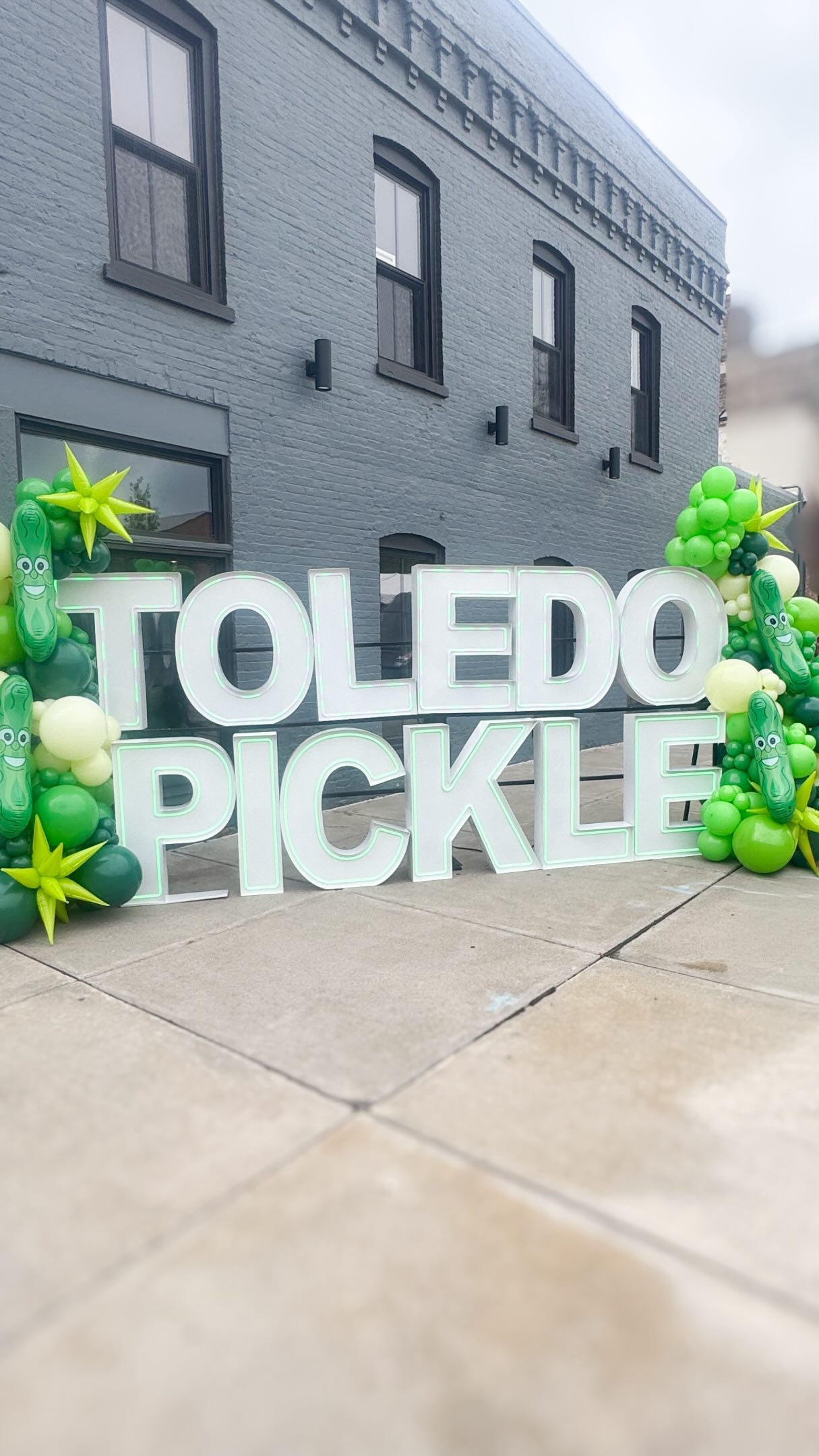 Okay but… a PICKLE FEST?! 🥒💚
You being the theme, we’ll bring it to life!
And this one turned out so fun! Safe so say, we’re a little OBSESSED
@downtowntoledo @partyintheparktoledo
#toledoohio #pickles #ledmarquee #balloongarland #partydreamstoledo