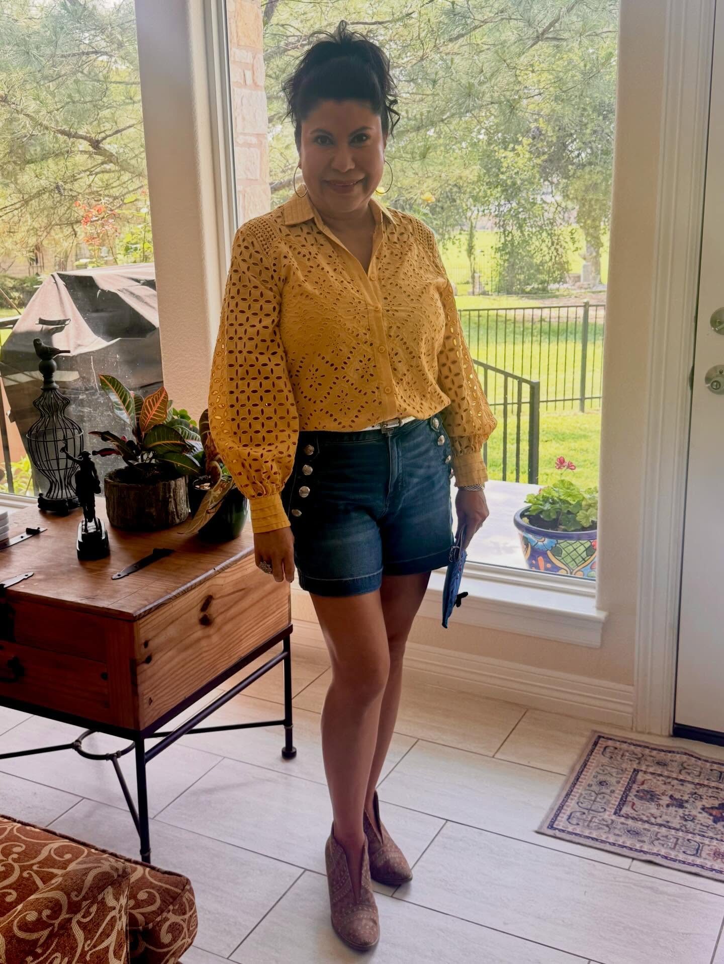 Some outfits just make you feel good…
This top is one of them - a little bit of sunshine in my day 💛✨
#passionistachic
•
•
•
•
•
#ootd #over50style #chicstyle #over50andfabulous