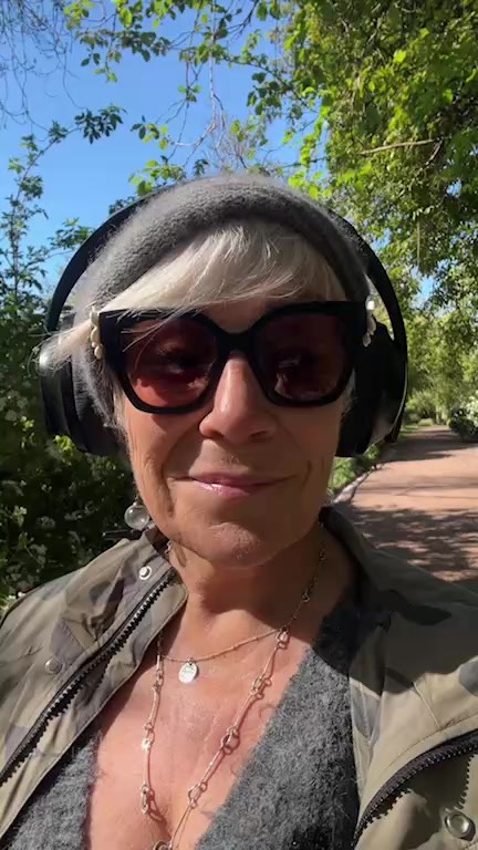 Wise wed is back - live from Deans Garden in Edinburgh . It’s good to be here again soaking up spring flowers and lovely energy 🌷🔅🧡