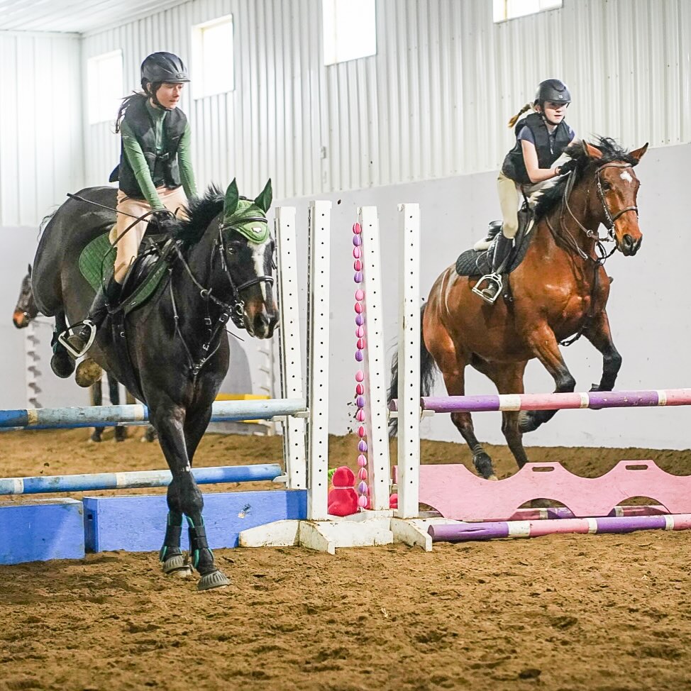 Huge congrats to the winners of our pairs class Kaley and Kaia on Sky and Jango! They beat out some tough competition with a time of 32.56! 💜