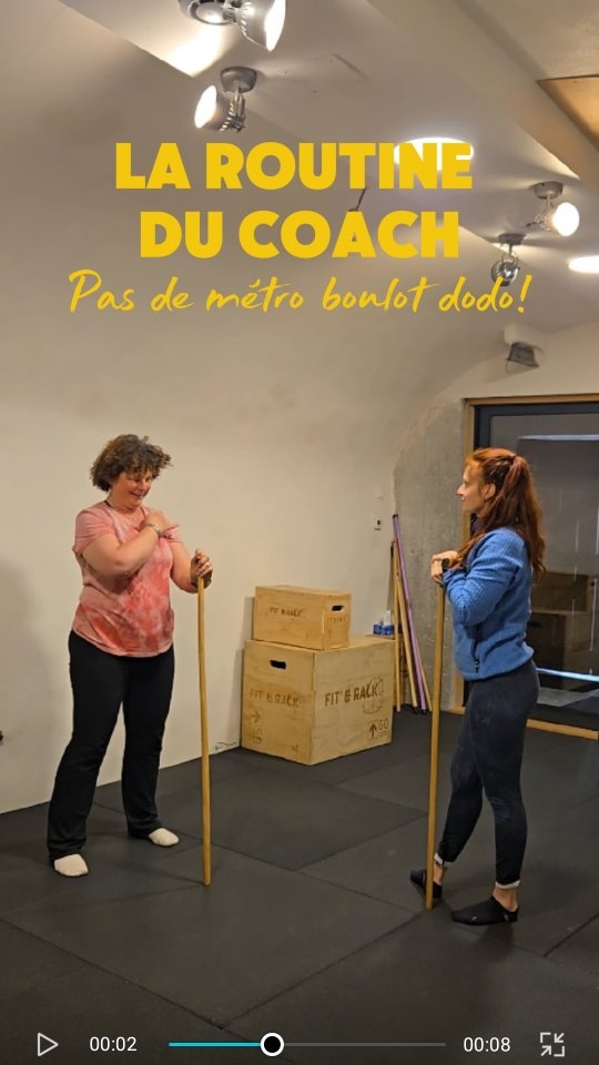 💥N O R O U T I N E
Chaque personne qui pousse la porte de la salle vient chercher quelque chose de différent :
Certains veulent perdre du poids.
D’autres retrouver la santé.
Certains cherchent du bien-être, plus d’énergie au quotidien.
D’autres veulent reprendre confiance en leur corps après une grossesse ou une blessure.
Certains encore recherche un cadre et une discipline parce que faire du sport en solo ...ça ne leur va pas.
Finalement, pas de routine dans le métier de coach sportif...!
Et toi tu viens chercher quoi dans tes séances?