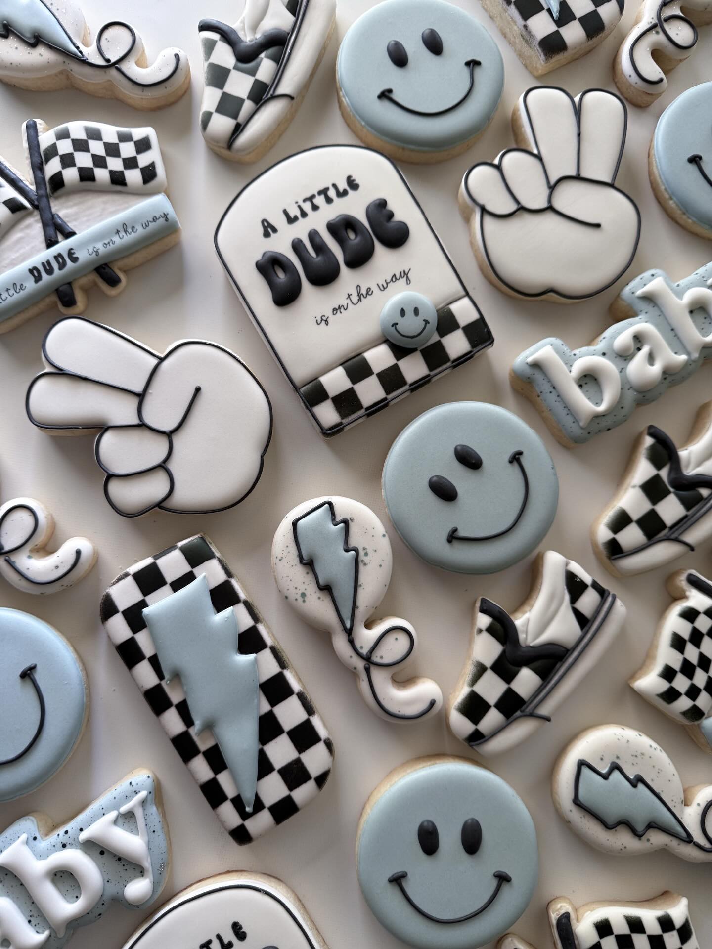 A little dude is on the way … Time to celebrate!
#decoratedsugarcookies #customcookies #nebraskacookier #babyshowercookies #checkeredcookies