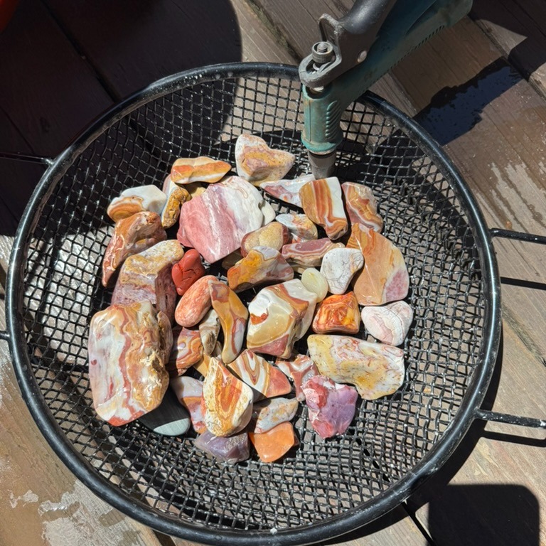 About a month ago I posted a trip where I flew to GoldField Nevada and rented a U-Hual truck (no rental cars) in order to get out into the desert and look for rocks.
Well, those rocks have been tumbling for a month now to polish them up. There are some nice ones!
#explorenevada #rockhoundnevada #nevadagems #outdooradventure