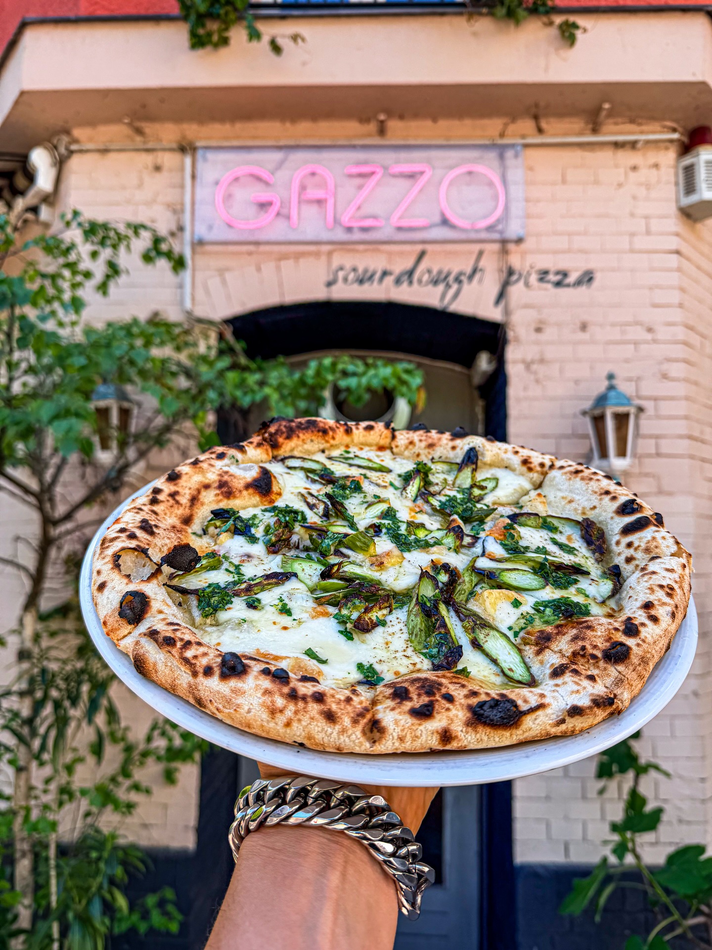 Green asparagus special. We roast the asparagus so it develops nutty flavors. We pair it with rich and pungent Taleggio, and a fresh and zesty gremolata (parsley, garlic and lemon sauce).
Perfect for the spring ☀️🌱
