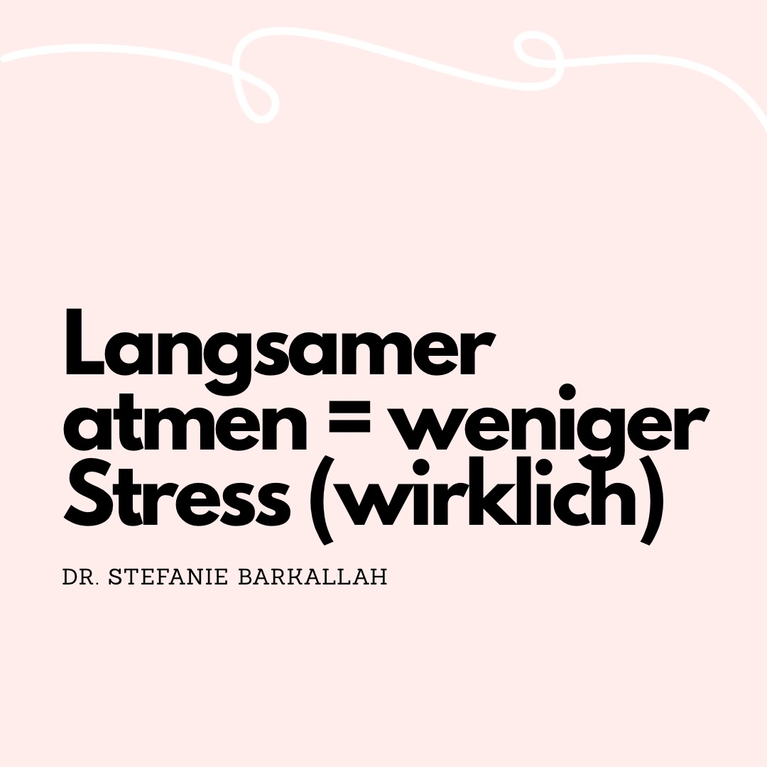Das klingt zu einfach, um wahr zu sein.
Ist es aber nicht.
Dein Atem ist einer der schnellsten Wege,
dein Nervensystem zu beeinflussen.
Wenn du gestresst bist, passiert automatisch:
👉 schneller Atem
👉 flacher Atem
👉 weniger Ausatmung
Und dein Körper denkt:
Gefahr.
Wenn du das umdrehst, passiert das Gegenteil.
Langsamer atmen.
Länger ausatmen.
👉 Signal an dein System:
Du bist sicher.
Das ist keine „Achtsamkeitsübung“.
Das ist Neurobiologie.
Du musst nicht immer alles analysieren.
Manchmal reicht es, deinem Körper ein anderes Signal zu geben.
Klingt simpel.
Wirkt trotzdem.
Alles Liebe
Steffi 🧡
#atemübung #stressregulation #resilienz #nervensystem #mentalstark