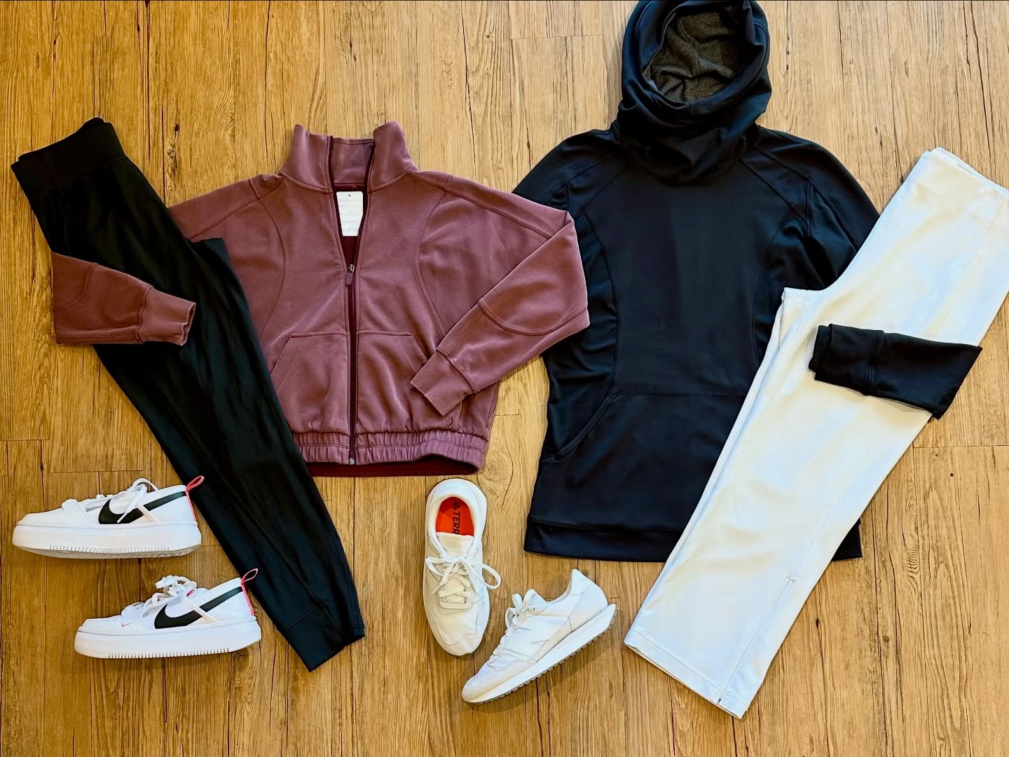 A bunch of Lululemon! Mostly sz 6, but also some 4βs, 10βs and 12βs. π€ΈββοΈπ§ββοΈπ€ΈββοΈ
The details:
Lululemon jacket sz 4, $32
Lululemon cowl hoodie sz 12, $28
Lululemon joggers sz 6, $28
Lululemon cropped pants (cream, not white) sz 12, $28
Nike and New Balance sneakers
sz 8.5, $30 each
