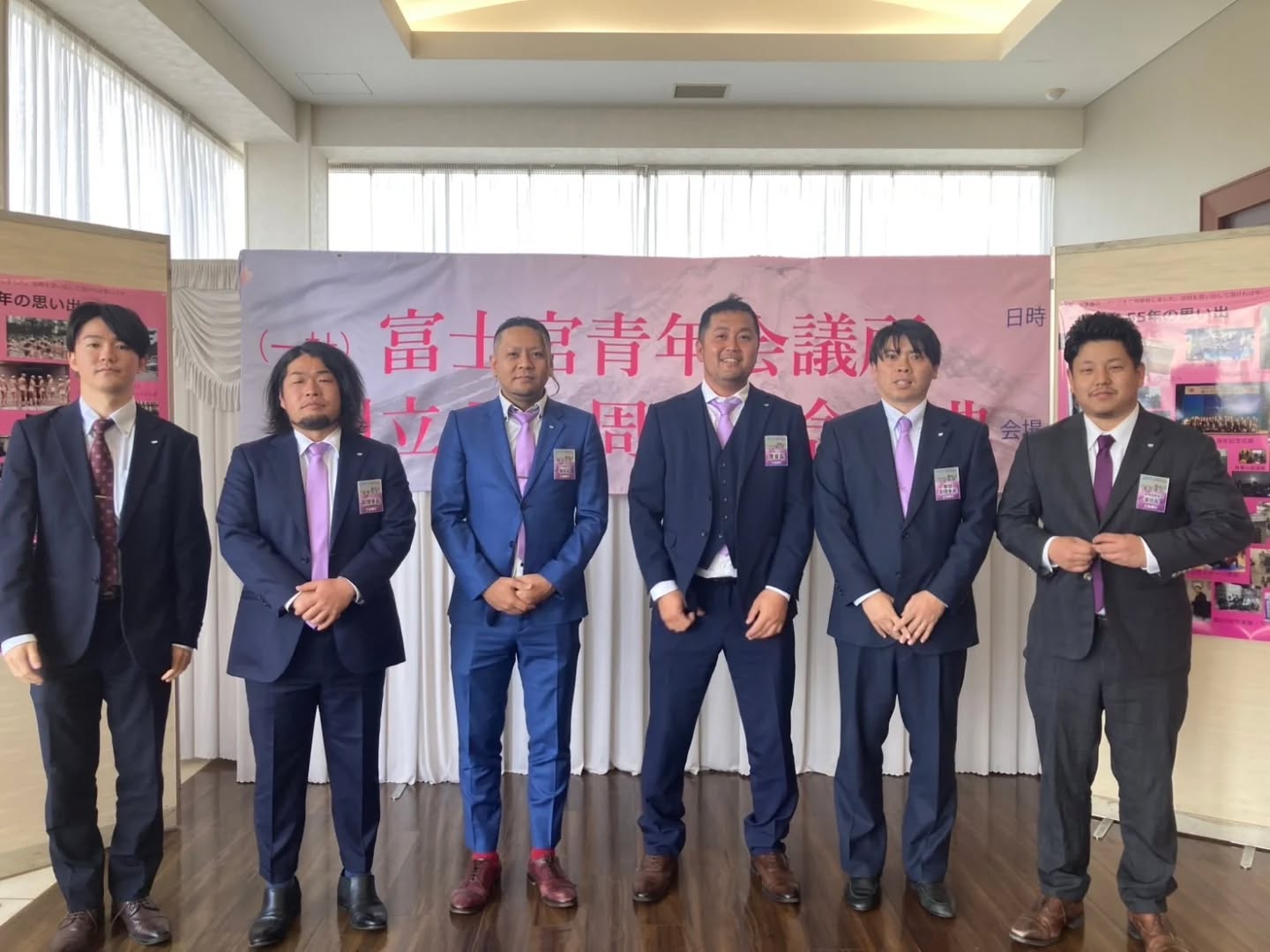 【一般社団法人富士宮青年会議所 創立55周年記念式典・祝賀会】
2026/04/25
「一般社団法人富士宮青年会議所 創立55周年記念式典・祝賀会」に参加させていただきました!
富士宮青年会議所 第55代 横山紋人理事長より、今年度スローガン「Loyalty&Love」のもと熱意あふれるご挨拶を拝聴しました!
第6代理事長をはじめとする多くの歴代理事長が登壇し、夫婦LOMや多数の親LOMメンバーも参加されており絆や交流を感じられる式典でした。
藤枝青年会議所も引き続き他LOMとの連携を深めてまいりたいと思います。
一般社団法人富士宮青年会議所の創立55周年を、心よりお祝い申し上げます✨
#JCI藤枝
#藤枝青年会議所
#JCI富士宮
#富士宮青年会議所
#創立55周年記念式典
(一社)藤枝青年会議所
2026年度HP
https://www.fujieda-jc.or.jp/
Facebook
https://www.facebook.com/fujiedajc
Instagram
@fujiedajc