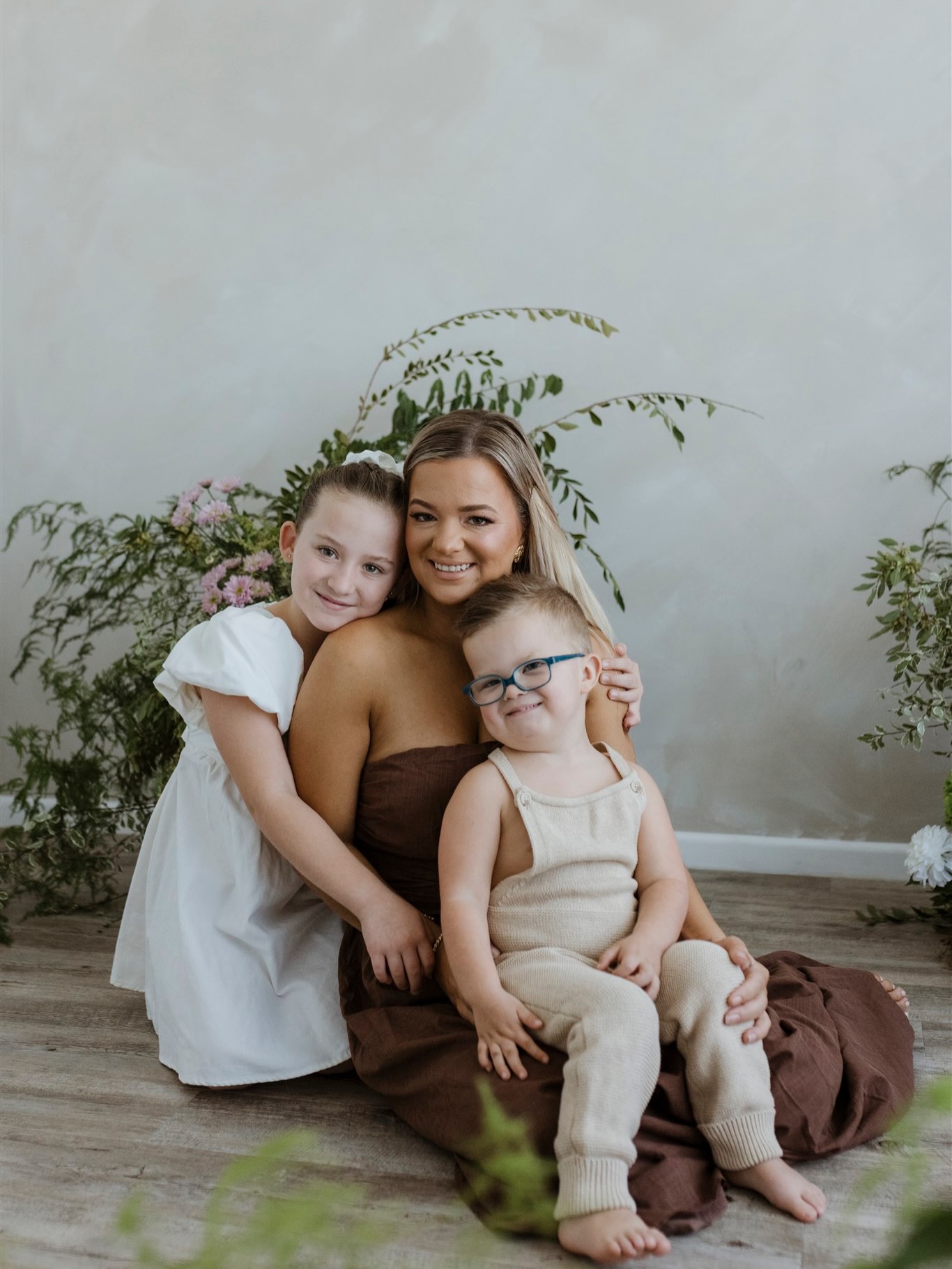 Jessie and her two sweet little babes.
I actually cannot believe the last time I photographed these three was when Carter was a little newborn.
This whole gallery is just so wholesome and full of love! Sorry Jessie, this gallery is gonna be hard to choose from 😅❤️
Both children styles by @thephotographerswardrobe