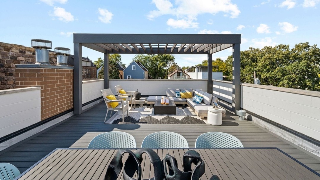 Fingers crossed for some weekend sunshine so we can enjoy our outdoor spaces ☀️ #chicago #chicagorealestate #havenhomestager #chicagohomestaging #stagingworks #stagingsells #staging #homestaging