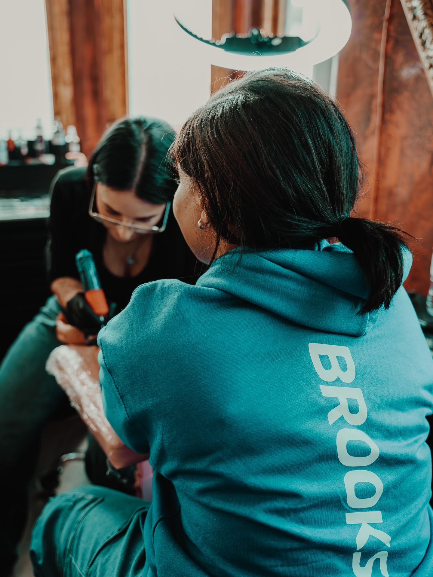 London Marathon energy was unreal 🏃♂️
Big love to everyone who came through for tattoos (real & fake) with us and @brooksrunninguk — such a sick day meeting all of you.
Can’t wait to run it back next year.
📸 @moonvibesx
#SixtyInk #LondonMarathon #BrooksRunning #TattooCulture #RunAndInk