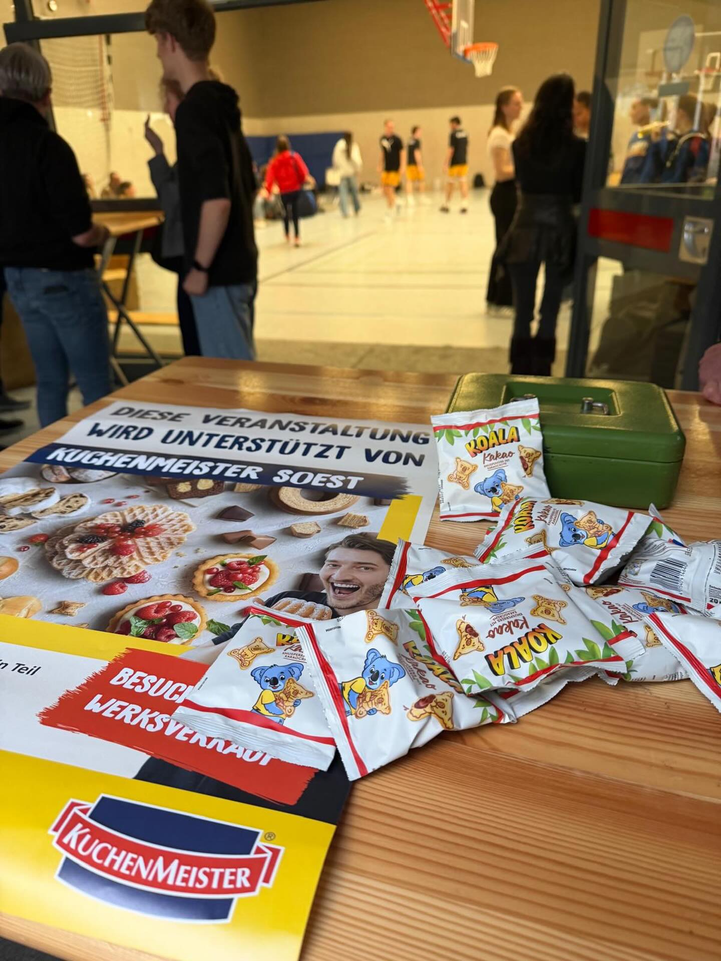 Ein großes Dankeschön geht an Kuchenmeister für die Unterstützung an unserem letzten Heimspieltag! 🙌🏀
Sowohl unsere 1. Herren als auch unsere Damen durften sich wieder über eure Unterstützung freuen – das ist alles andere als selbstverständlich. 💙
Gemeinsam schaffen wir unvergessliche Spieltage und stärken den Basketball in Soest. Danke, dass ihr ein Teil davon seid! 🙏
#bc70soest #kuchenmeister #spieltag