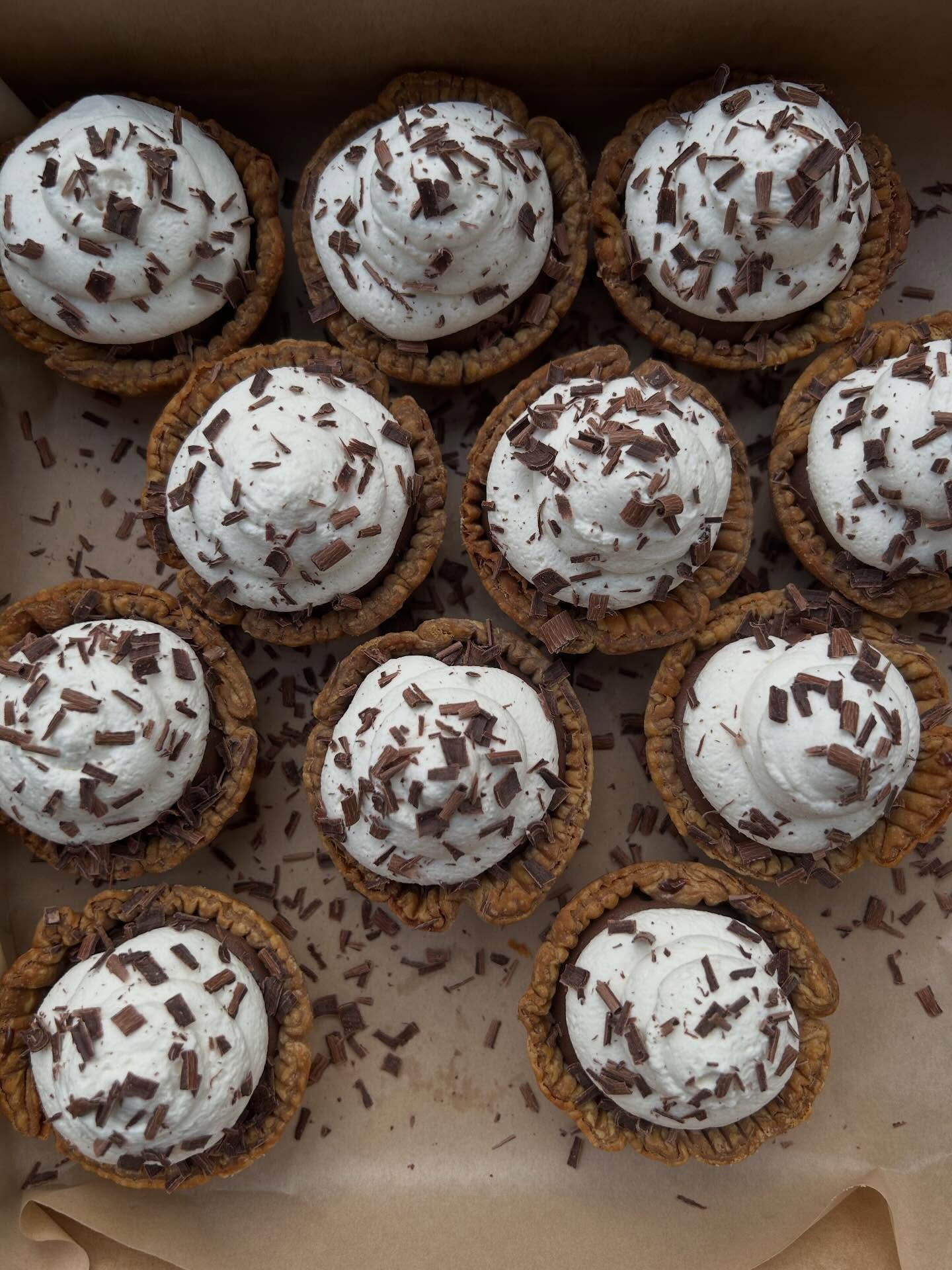 Brought a few new treats for my Clintonville friends today! Moon pies (whole grain cookie with Stutzman Farm flour, homemade vanilla bean marshmallow filling, Theo chocolate coating), buttermilk custard slices (@snowvillecreamery cream and buttermilk + a hint of spice), and chocolate cream cutie pies! Plus all your usual favorites. @commongreens_clintonville today 9am - noon see you soon! 🤗