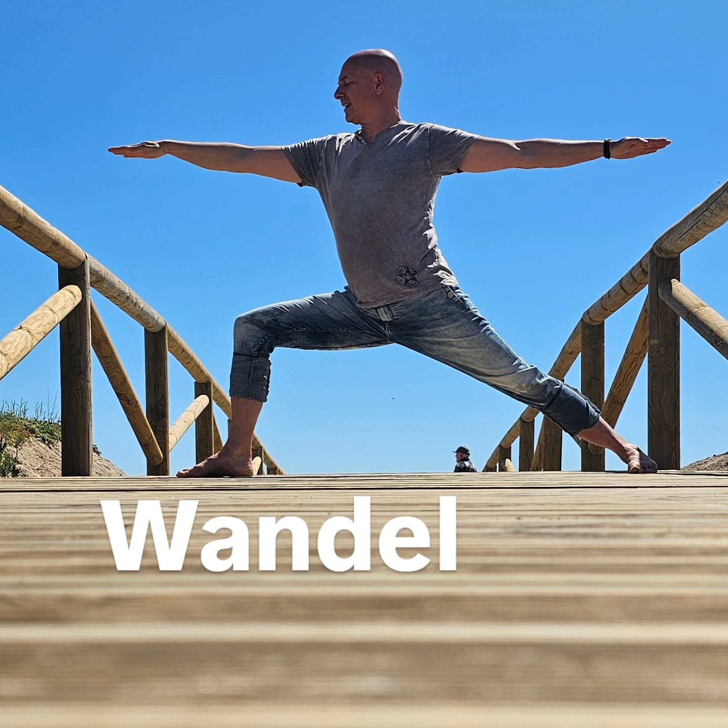Warum fühlen sich gerade so viele Menschen unwohl?
Warum ist das Nervensystem so angekratzt?
Und warum ist im Außen gerade so viel Lärm.
Die Antwort ist ganz einfach: Wandel.
Eckhard Tolle hat es wunderbar ausgedrückt, als ich bei ihm letztes Jahr auf einem Seminar war:
Das Neue ist schon da, aber das Alte macht noch so viel Lärm.
Ich persönlich glaube, gerade weil das Neue da ist, ist das Alte laut.
Kaum einer mag Veränderung, denn wenn ich etwas ändere, dann muss ich das Alte loslassen und das tut weh.
Ich muss mich davon verabschieden wie ich bisher gedacht habe, da altes Denken häufg Vergangenheitsdenken ist. Studien zeigen, dass über 80 % die gleichen Gedanken sind, wie am Vortag, und dessen Vortag usw.
So kann es nicht weitergehen. So wachsen wir nicht.
Und daher braucht es radikale Veränderungen.
Die erste wichtige Entscheidung ist: So kann es nicht weitergehen.
Mit mir selbst, aber auch der Umgang mit anderen Menschen und vor allem anderen Meinungen.
Ich kann aber nur auf mich schauen. Und da ist die Heldenposition ein wunderbares Werkzeug.
Sie verkörpert Mut, Standhaftigkeit und benötigt doch Flexibilität.
In dem Rahmen wie es für dich machbar ist. Und dann kannst du schauen und in dich hineinspüren ob du bereit bist für Veränderung.
Ob du bereit bist dich zu verändern,
Zeit für Wandel.
Was ist deine Meinung dazu?
Möchtest du die nächsten 30 Jahre so weiterleben?
#yoga #ashtanga #wandel #transformation #hatha