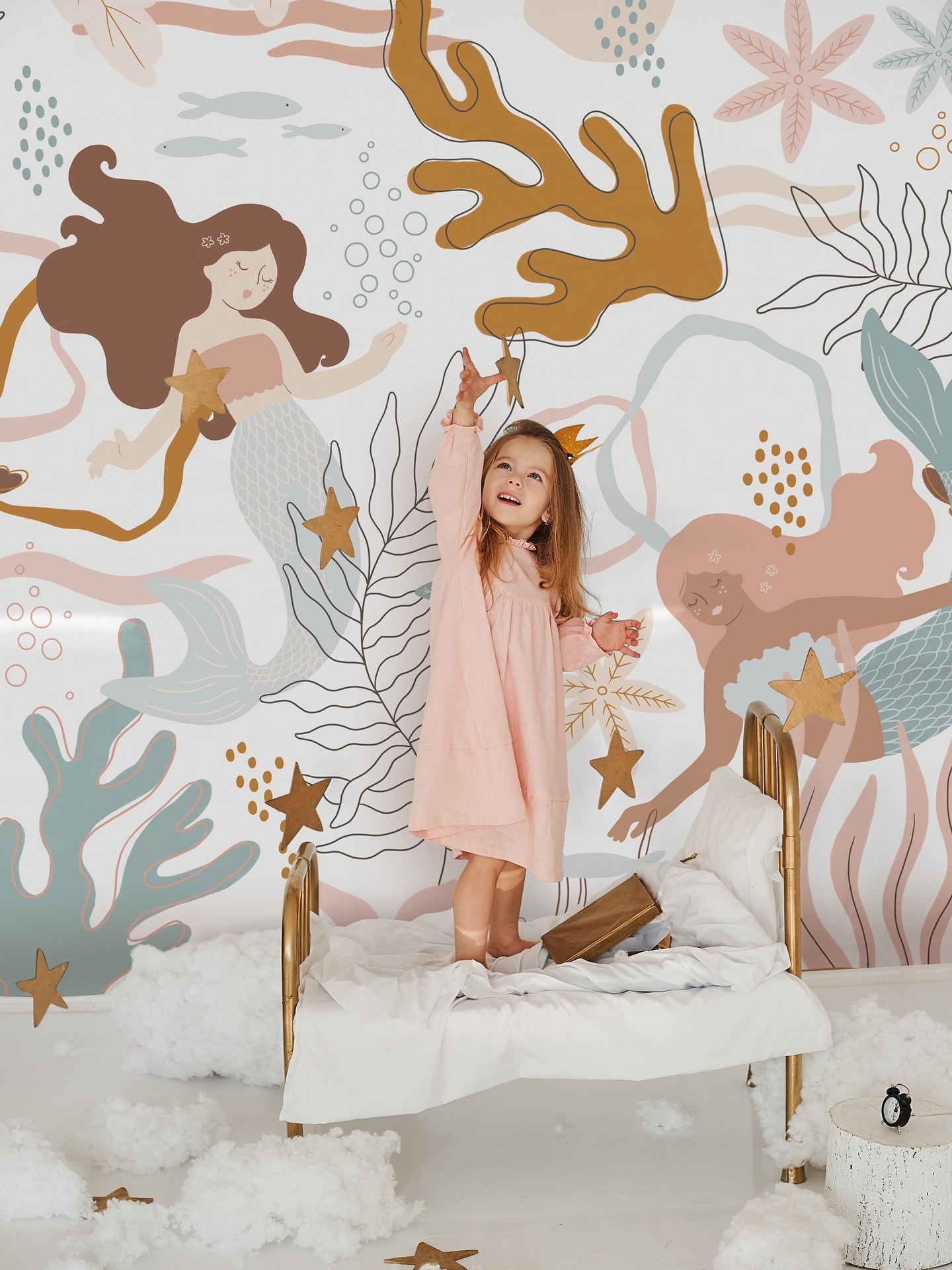 Meet Roomblush Recycled 💚
With this collection, we’re taking the next step in our sustainable production journey — from start to finish.
Our wallpapers are made from ecological paper with fibres created from 100% recycled paper ♻️ Did you know? Those subtle little specks you see are part of the magic ✨ They come from recycled fibres — just like the ones you’d spot in envelopes or notebooks.
Softer for your child’s room, kinder to the planet 🌍