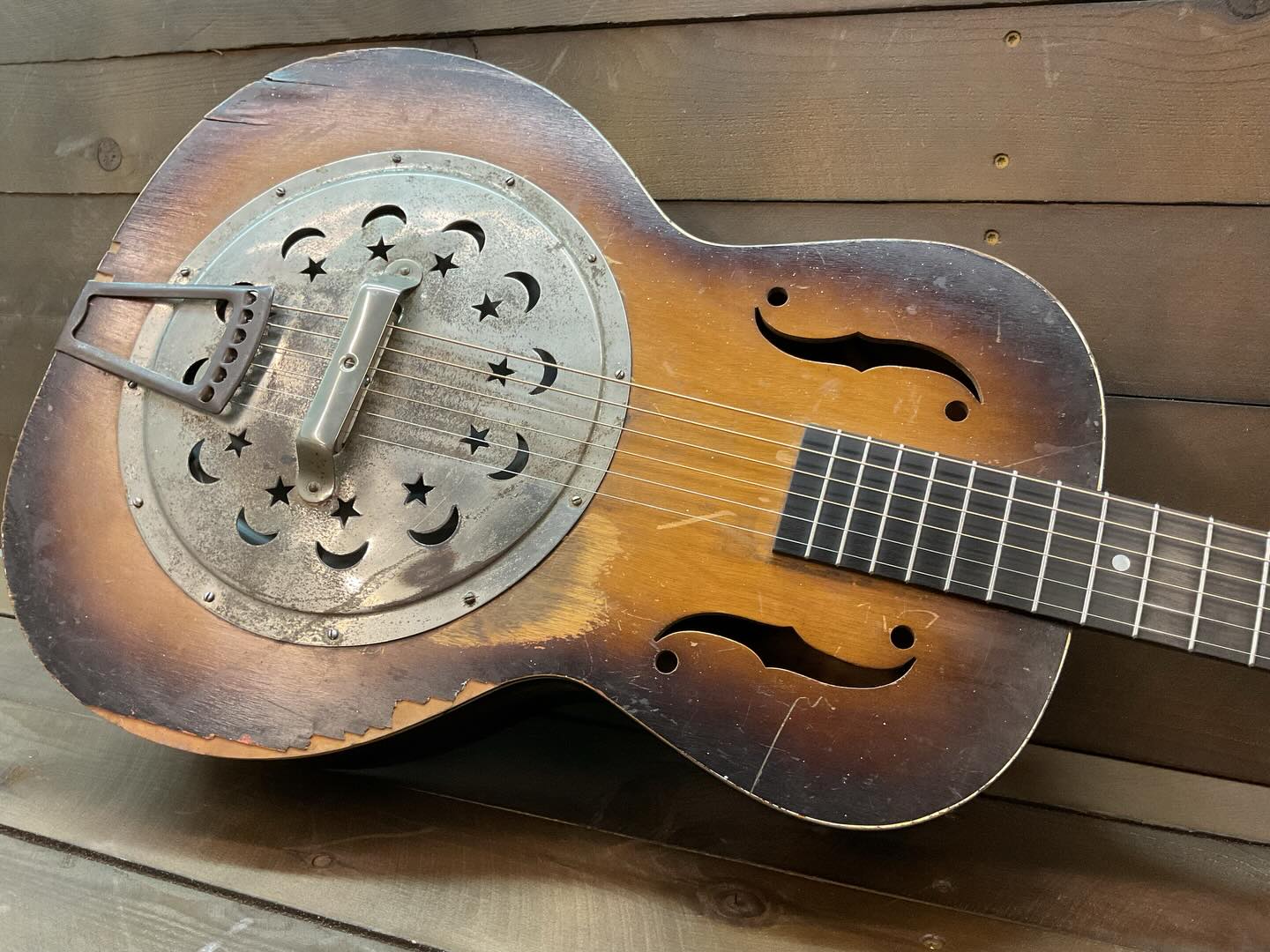 New fingerboard and neck reset for this parlor sized regal with moon and stars coverplate. @matthewscott92
#guitarrepair #resonatorguitar #dobro