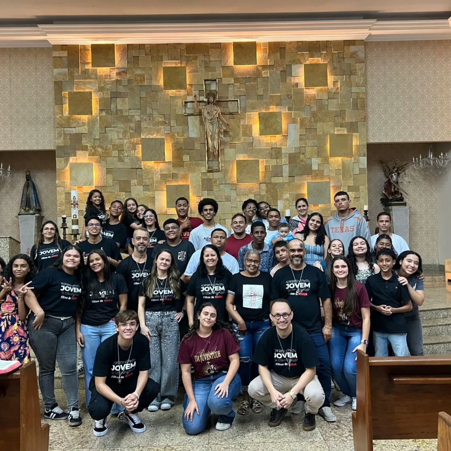 Ontem nossa paróquia viveu uma noite simplesmente inesquecível!
O grupo de jovens Jovens em Chama preparou um momento de adoração cheio de fé, emoção e muita presença de Deus. Foi uma noite para renovar o coração, fortalecer a esperança e sentir o amor do Senhor entre nós. 🙏❤️
E tivemos ainda a alegria da presença especial do grupo @tj_filhosdemaria , que tornou tudo ainda mais bonito e marcante. Juntos, mostramos a força da juventude que busca a Deus e faz a diferença!
Quem esteve presente sabe o quanto foi especial… e quem perdeu, já se prepara para o próximo! 👀✨
#Juventude #JovensEmChama #Adoração #Fé #IgrejaJovem DeusNoComando VemProGrupo CristoVive Paróquia JuventudeCatólica