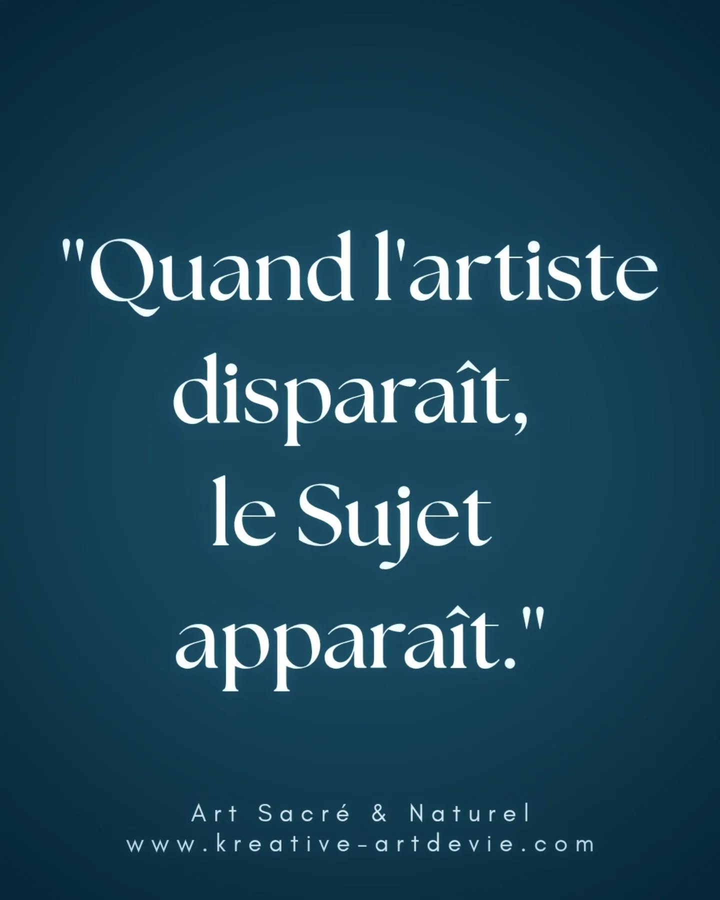 Je viens de passer 4 jours de dingue. Je ne peux pas ne pas vous le partager... C'était tellement intense et crucial en même temps.
La vie me guide à chaque instant, c'est vraiment dingue...et il y a un bon moment pour chaque chose. Les synchronicités sont fous.
4 jours de stage de peinture auprès de @nanadecorte . Merci infiniment...
Je vous donne un tout petit aperçu en image, mais cela va tellement plus profond...
J'ai travaillé des végétaux et notamment le colorant des baies de Nerprun (baies reçues par @studio_les_pinceaux) , j'ai travaillé des terres naturelles reçues par des personnes chères de leurs voyages en Afrique, Île de la Gomera et France, j'ai travaillé au fusain de peuplier 'maison' , j'ai travaillé les pierres broyées à la main...la matière me parle, chaque élément trouve sa place. La nature m'aide à être dans l'instant présent, je contemple ce qui se passe et elle est tellement précieuse. Elle est telle qu'elle est.
Milieu de semaine...coup dur et je n'ai pas dormi. Oui, peindre et créer, ça creuse en moi. Qui suis je? Quelle est ma place dans ce monde ? Je me cache derrière la matière ?
Aujourd'hui, en allant au bois, la phrase ''quand l'artiste disparaît, le Sujet apparaît '' m'est venue à plusieurs fois dans l'esprit. Je ne sais pas d'où elle vient... Je l'ai peut-être déjà entendue ou lu quelque part? Je n'en sais rien. Mais ce que je sais, c'est que j'ai compris quelque chose. Cette phrase me semble tellement juste...cela me fait penser au texte de kahlil gabran sur la rivière. ''il ne s'agit pas de disparaître dans l'océan, mais de devenir l'océan'' ...
Je ne sais pas vers où cela va m'amener mais je sens qu'une nouvelle aventure se profile à l'horizon...
Immense gratitude envers la Vie et toutes les personnes qu'elle me met sur ma route depuis tellement d'années 🙏
