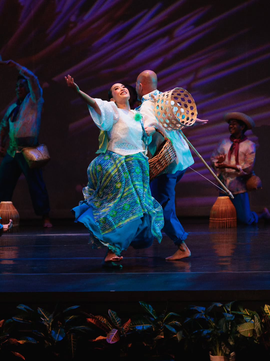 Probinsyana kami!! And very proud of it, can you tell? Dance with us and find joy in connecting culture and community. Trimester 2 workshops begin 5/17. Email, DM, follow for more info.
📧 Info@kayamanan.org
📝 https://bit.ly/KNLREG
🇵🇭 @knlfolkarts
📍 @glendalecollege
📸 @d.rodphotos
🎶 Panuyom a dance from Talisayan, Misamis Oriental, that portrays the livelihood of gathering sea urchins. Restaged by KNL in L.A.
#philippinefolkdance #filipinoculture #danceinlosangeles #kayamanannglahi #kayugto