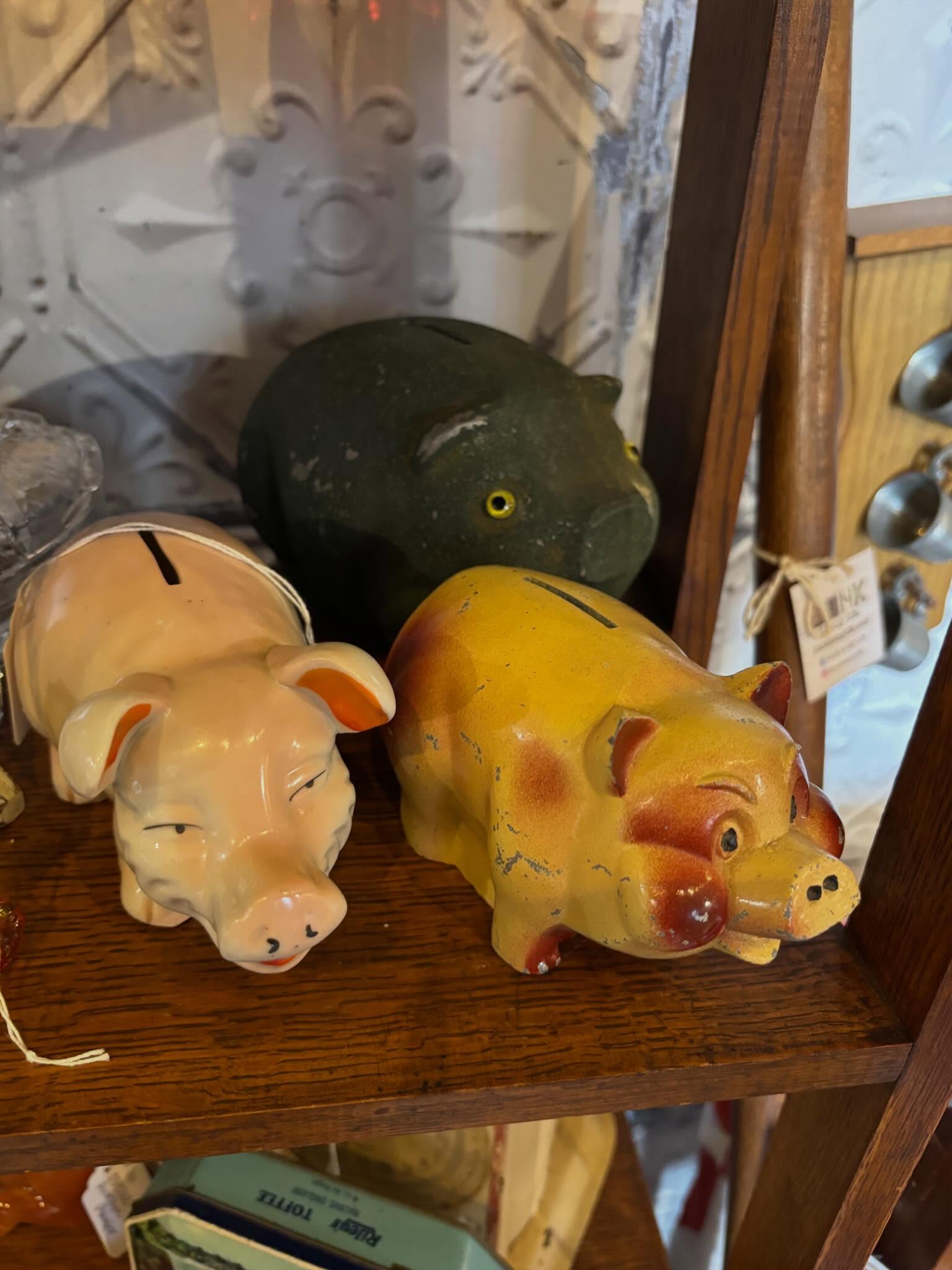 I also added a few other things to my booth at Dutch Lady Antiques. Here’s also a few more of the patriotic items I added. #junkismylife #vintageamericana #redwhiteandblue🇺🇸 #vintagedecortour #welcomehomevintagetour