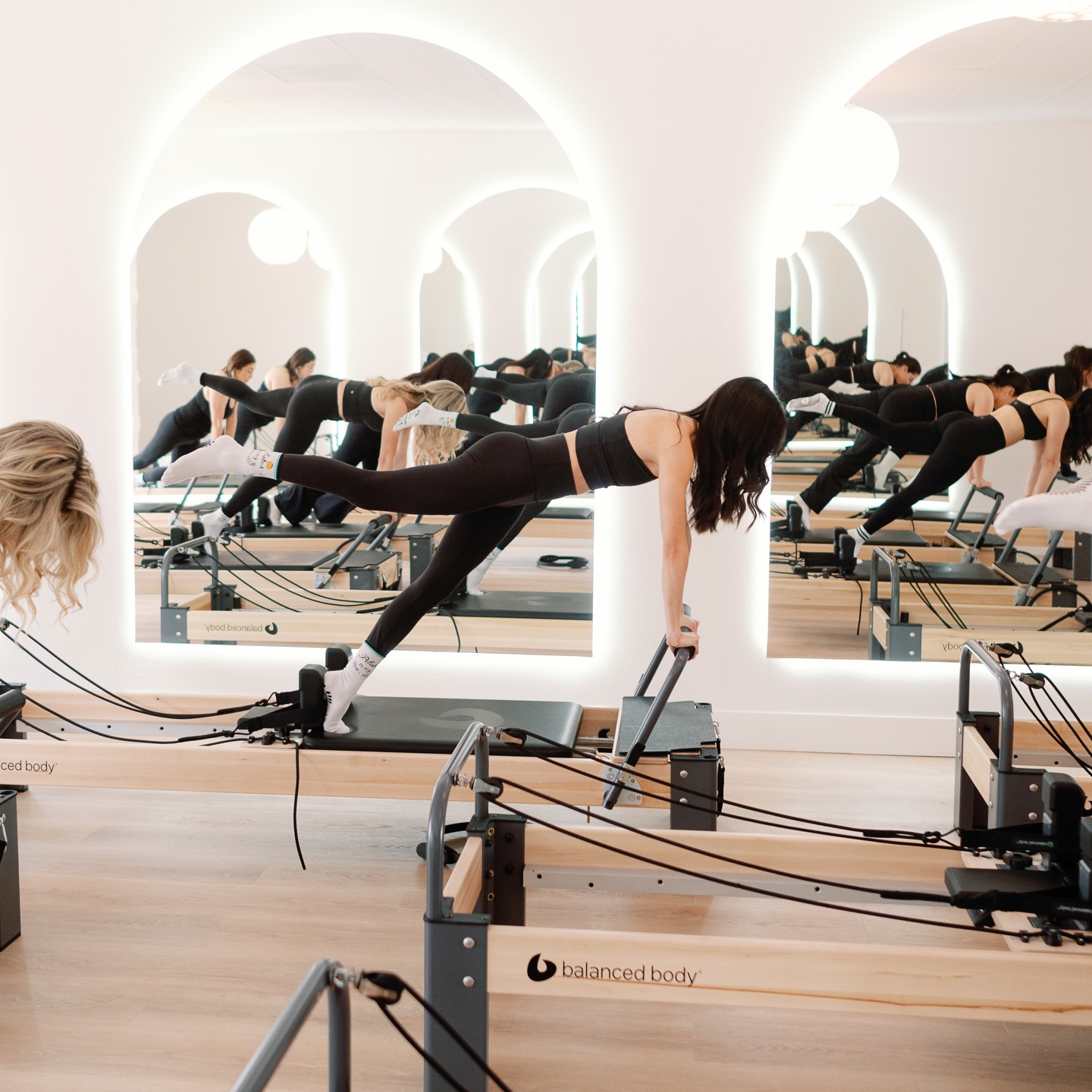 Flying lunge: 90% mental, 10% physical (just kidding, it’s 100% legs) 🌶️❤️🔥
#neaumixfit #pilatesstudio #reformerpilates