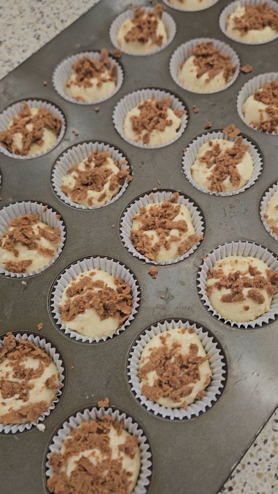 Cinnamon Roll filling on a vanilla cupcake with maple buttercream...yum!
Breakfast in cupcake form!