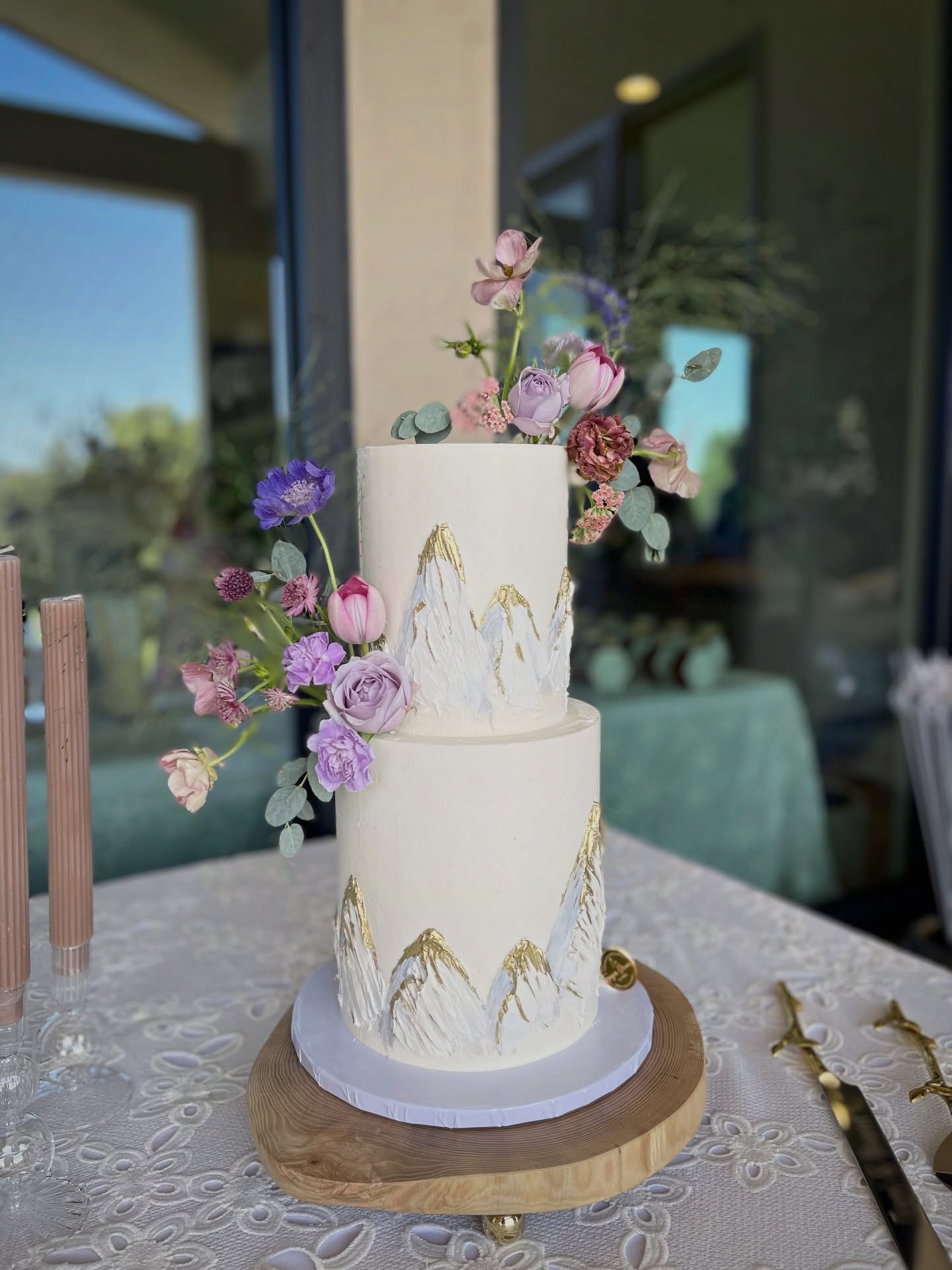 ✨Hand-painted buttercream mountains kissed with gold for a timeless wedding cake design ✨
.
.
#weddingcake #modernwedding #luxurywedding #weddinginspiration #bridalinspiration
