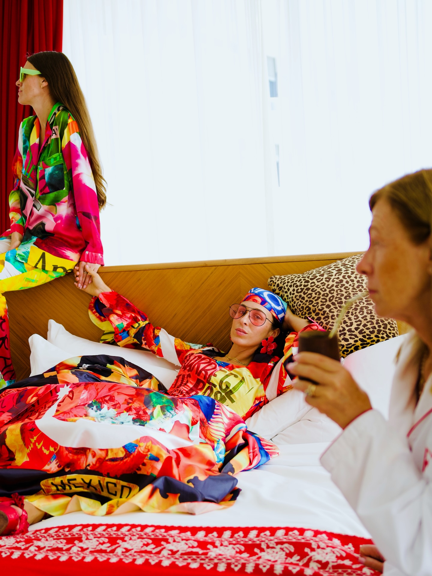 EL MATE
Argentine infusion that brings friends and family together. Una bombilla que nos une a todos en conversación, pausa y ritual compartido.
#Lavirgencita #heartofcommunity #fashion