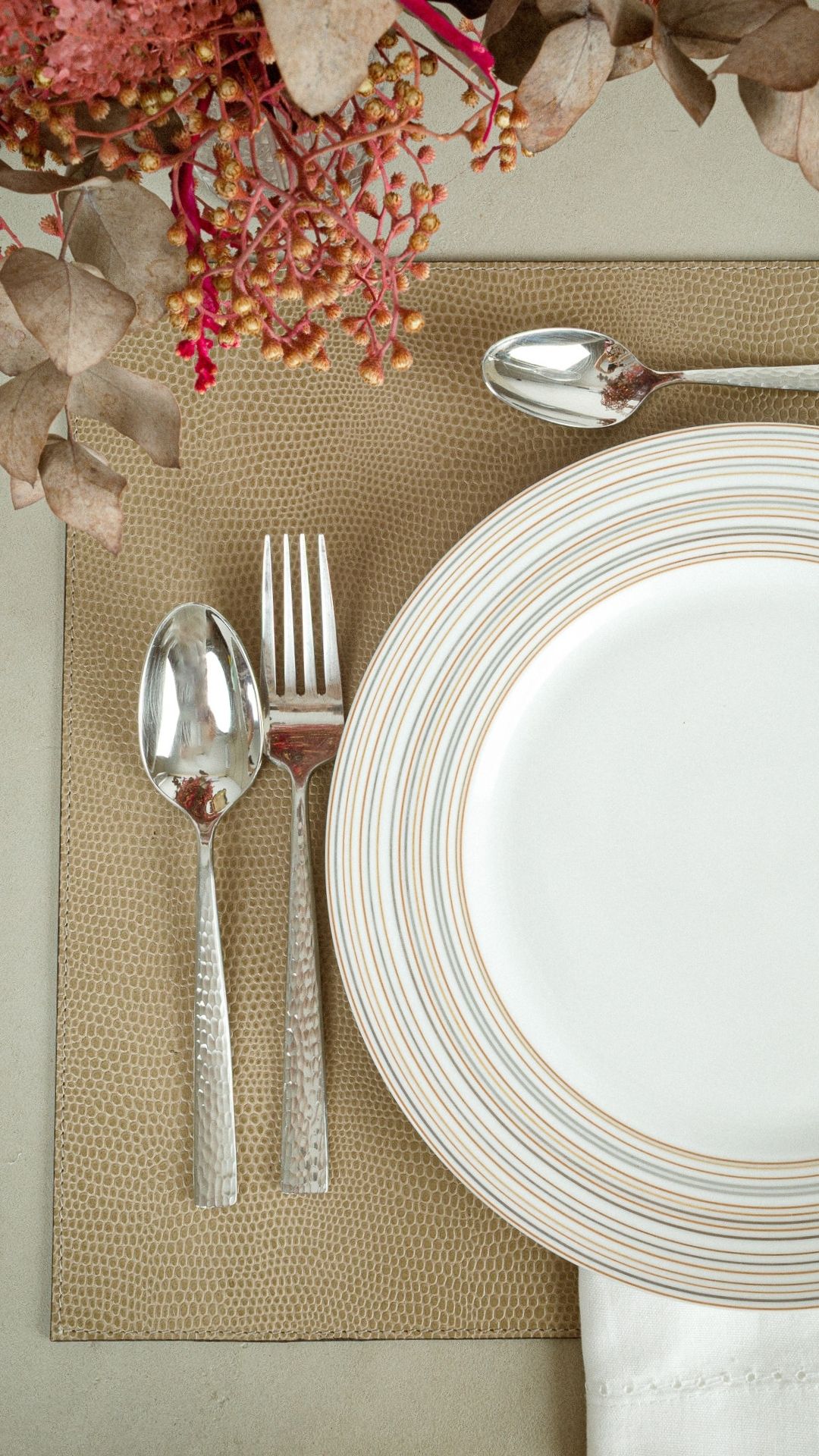 At the table, design also becomes part of the gathering.
In the Alurea Line, each piece contributes to a composition that goes beyond aesthetics: it organizes, welcomes, and enhances the experience of serving. Leather brings structure, presence, and balance, transforming the table into a space of intention and care.
Because when composition is shaped through detail, the moment takes on a different atmosphere.
#LeatherDesign #LeatherTray #AuthenticLeather #HomeDecor #InteriorDesign