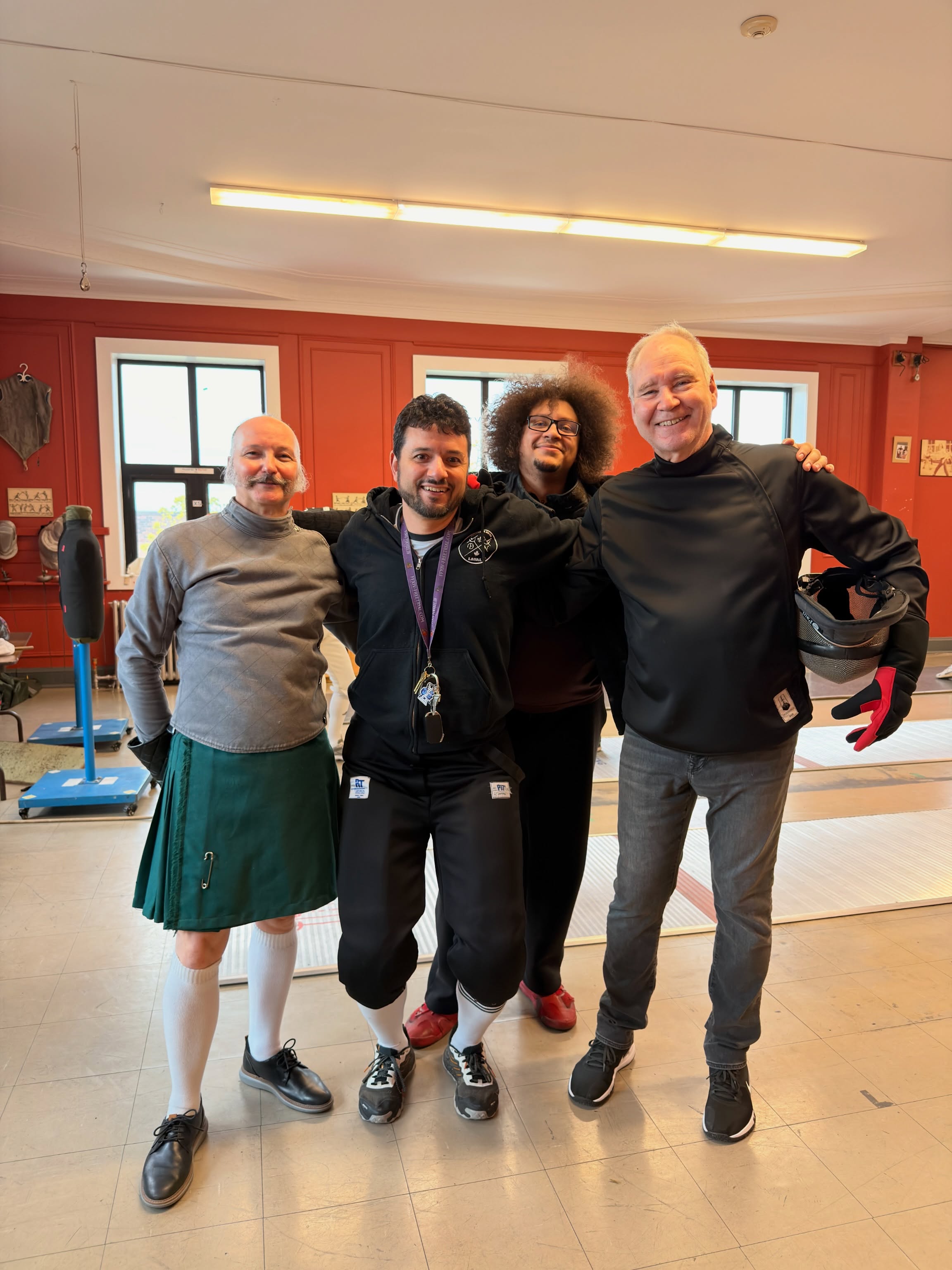 Longtime friend of the club @andre_destreza came yesterday to donate some Olympic fencing gear!
We were overjoyed to have you come visit and fence historical with us! Thank you for being your amazing self and sharing your endless knowledge at your club @destrezanovalaval
We are all so lucky to have you! Let’s build up this fencing community!
- -
@andre_destreza, un ami de longue date du club, est venu hier nous faire don de matériel d’escrime olympique !
Nous avons été ravis de te recevoir et de pratiquer l’escrime historique avec toi ! Merci d’être aussi formidable et de partager tes vastes connaissances au sein de ton club @destrezanovalaval
Nous avons tous beaucoup de chance de t’avoir parmi nous ! Construisons ensemble cette communauté d’escrime!