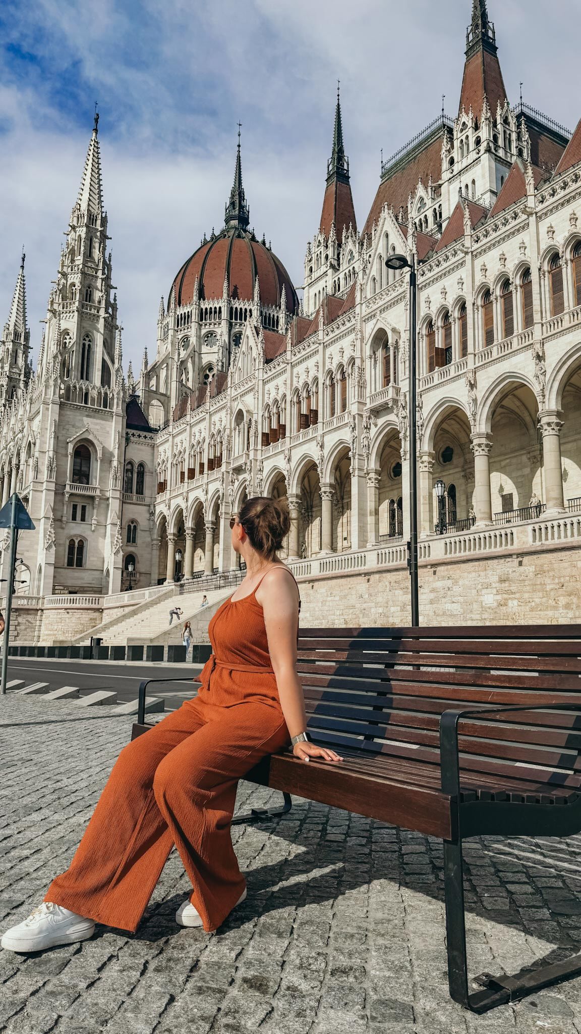 Budapest, une ville où chaque rive raconte une histoire différente.
D’un côté Buda et ses hauteurs, ses ruelles calmes et ses vues incroyables. De l’autre Pest, animée, élégante et vivante du matin jusqu’au soir.
À ne pas manquer :
• Le Parlement illuminé la nuit
• Les thermes pour une vraie pause hongroise
• Le Bastion des Pêcheurs au lever du jour
• Une croisière sur le Danube
Bon à savoir :
• La ville se découvre facilement à pied et en tram
• 3 jours sont idéals pour en profiter
Budapest a ce charme rare des villes qu’on a envie de revoir avant même de les quitter.
Tu choisirais Budapest pour un city break ?
#budapest #citytrip #budapest🇭🇺 #bestcitiesofeurope