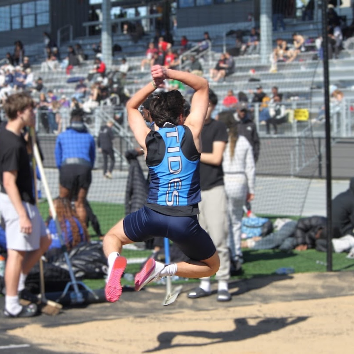 Snaps by @photos.by.ellam from the Bill Harris Invitational in Federal Way.
Girls Team takes the 🏆 including a new meet record in the 4x100
Boys Team posts a strong 5th place
Excited for the remainder of the season as we head towards our last 3 meets before post season!