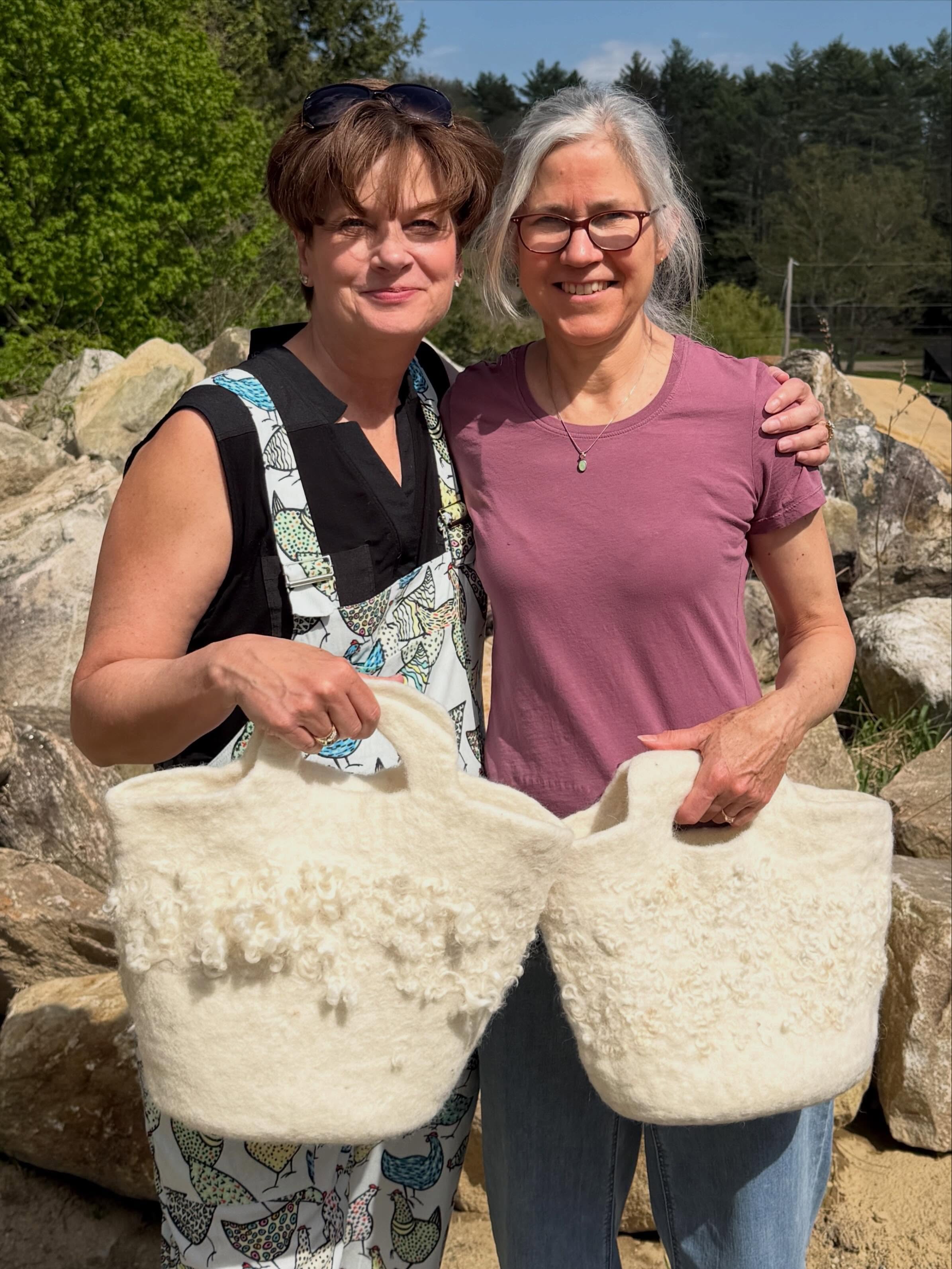 NEFG member, Kim Goodling from @vtgrandviewfarm shared her vast array of wool knowledge with students @sanbornmillsfarm this past weekend. In the workshop, Fiber to Felt, Kim demonstrated the entire process of shearing, skirting, washing, picking, carding, and finally felting the sheep wool. The range of students’ prior knowledge was from felting to farming or new to it all! We all were amazed by the process and everyone left with an adorable and useful tote bag. Hard to believe the wool used to create the bag was on a sheep’s body just a few days prior.
Sanborn Mills is a magical place. We could not have asked for a more beautiful setting. And the food? It is all farm to table and absolutely delicious.
#fibertofelt
#fiberworkshop
#wetfelting
#woolarthandmade