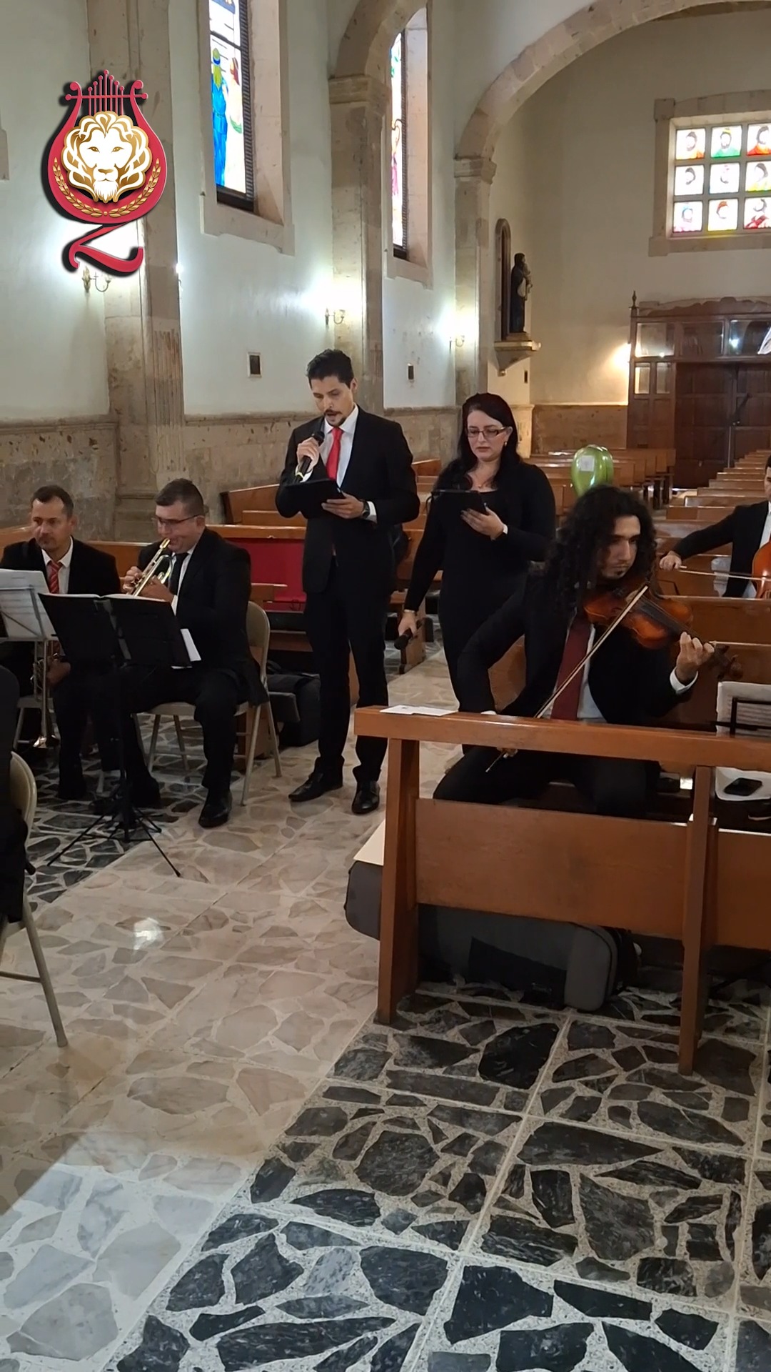 Acompañamos esta hermosa boda con un ensamble de 9 músicos: Organista, 2 trompetas, 1 timbal , terceto de cuerdas, soprano y tenor.
Interpretamos el Agnus Dei de la Misa de Santa Lucía en el Templo de San Pedro Apóstol en Zapopan, Jalisco. ¿Estás próximo a casarte?