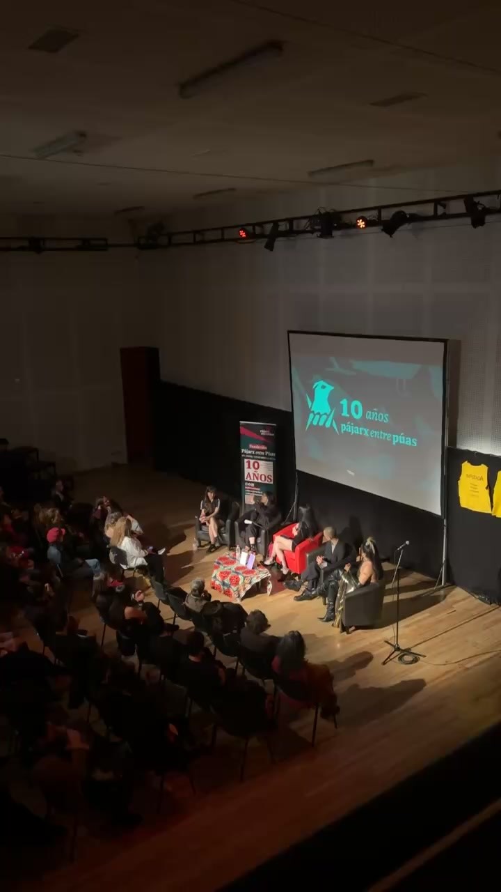 📹 Revisa el streaming del lanzamiento de nuestra editorial y sus dos primeras publicaciones:
📖 Del estigma a la creación. Arte y agencia LGBTIKA+ en centros penitenciarios de la Región de Valparaíso. De Incendia Volcano y Pájarx Entre Púas.
📖 Siluetas a la Calle. Metodología de creación artística en contextos de encierro. De Myr Chavéz y Pájarx Entre Púas.
Nos acompañaron:
🐦⬛ Organa Feminazi, moderadora
🐦⬛ Sibila Sotomayor comentando
🐦⬛ Vicente Fernando comentando
Colaboraron:
-Taller Café @tallercafe
-Parque Cultural de Valparaíso @parqueculturaldevalparaiso
#lanzamiento #mesdellibro #mesdeladanza #carcel #libertad
