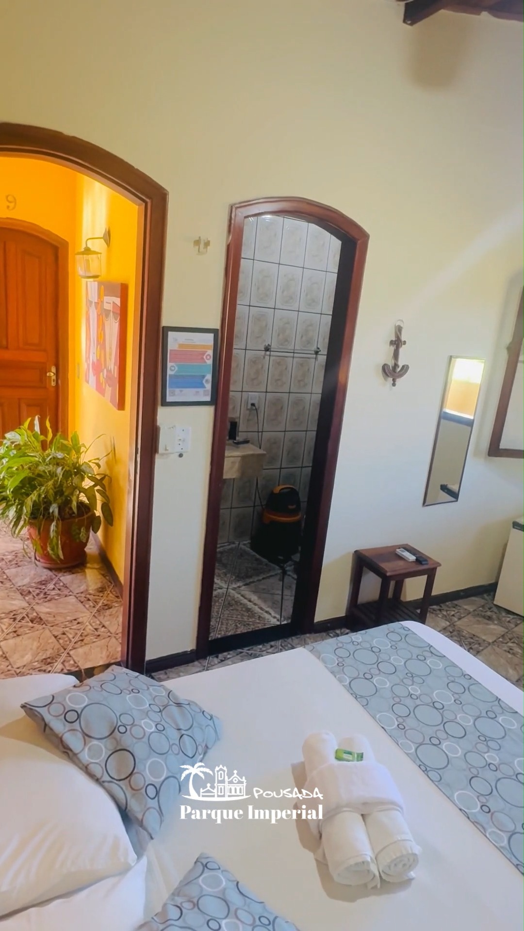 Toalha dobrada. Cama alinhada. Ar condicionado geladinho.
Nada de extraordinário — e ao mesmo tempo, tudo.
A gente sabe que quando uma pessoa chega de viagem, cansada, ela não precisa de surpresa. Ela precisa de quarto limpo, cama aconchegante e tranquilidade para descansar. 🛏️
É isso que a Pousada Parque Imperial entrega. Todo dia. Sem exceção.
Reservas pelo link na bio. 😊
#PousadaParqueImperial #Paraty #QuartoDePousada #LimpezaECuidado #HospedagemParaty #ParatyRJ #PousadaFamiliar #ViajeBem