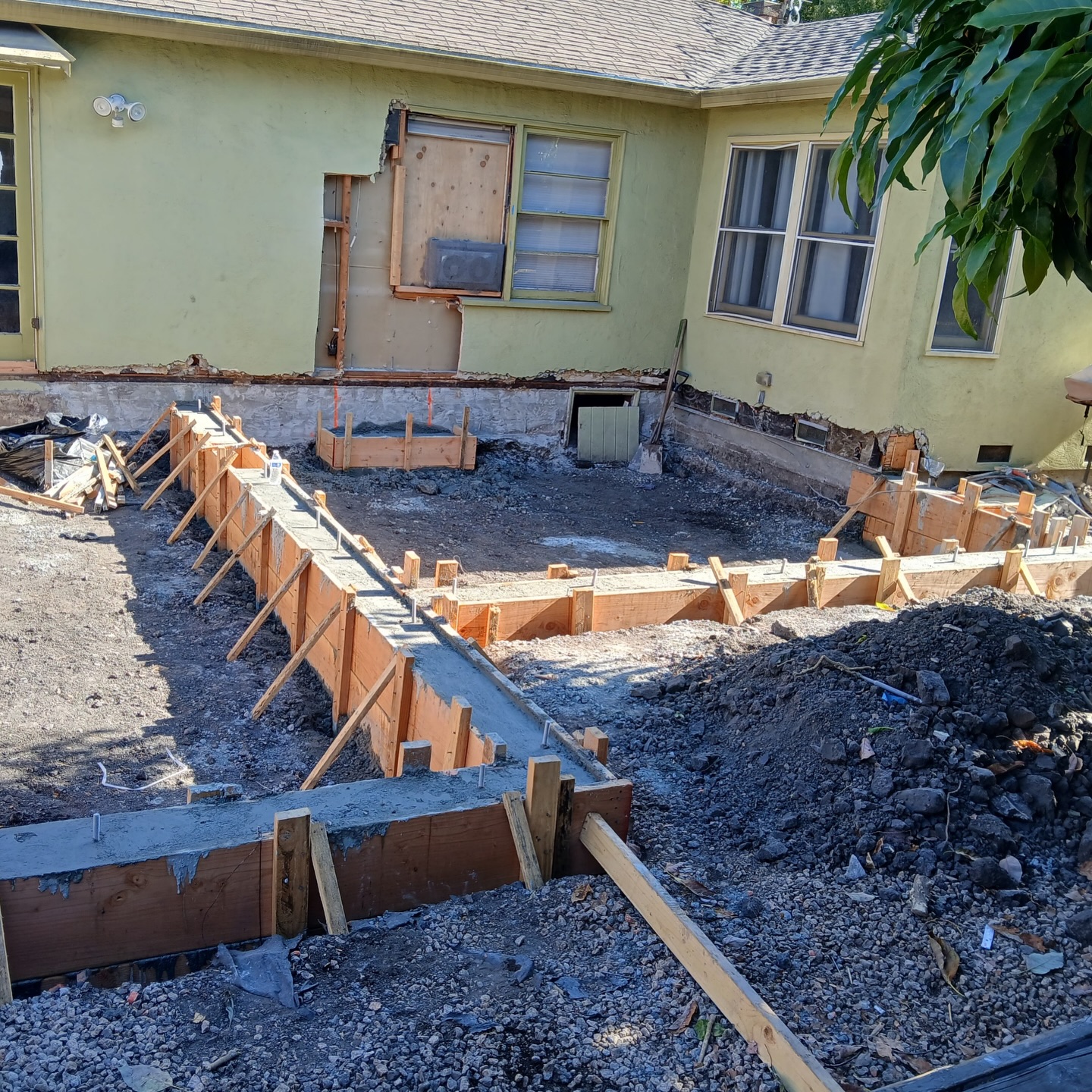 Big progress happening on this home transformation 🔨🏡
We’ve got the foundation forms set and poured, laying the groundwork for a brand-new addition. Every solid structure starts from below and we take that seriously.
#craftbuildersconstruction #ConstructionLife #HomeAddition #ConcreteWork #buildwithconfidence