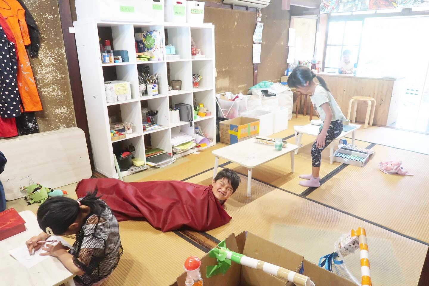 4/26(日)
午前中に6人が過ごしました。
初めての小学生も参加。
作るのが得意な人たち同士、すぐに馴染んでくれます。
この日は全員小学生でした。高学年が2階で静かに過ごして、1階では小学生デビューの人たちが黙々ワイワイとそれぞれの楽しみ方を満喫しているようでした。
高学年の人は学校で習ったミシンに挑戦。
ミシンは以前から使っていた初代が壊れてしまい、Amazonギフトからご寄贈いただきました!
届くのを楽しみにしていたので、とっても嬉しそうにしていました。子どもたちのやる気に寄り添っていただき感謝です。
ミシン届いたよ〜だけ伝えて、使い方から子ども達にお任せしてみたところ、説明書を見たりみんなで相談しながら、セッティングも全部できました。
満足そうに雑巾を縫い上げて、アトリエに寄付してくれました。
新人さんは年上の人とうまが合ったようで、後半はきょうだいみたいにじゃれあっていました。
おやつの時間には、保護者さんからいただいたチョコのボールを牛乳に浮かべるおやつが大人気です。
-————————
公式グッズ好評販売中!
子どもたちの作品をデザインしたグッズをご購入いただけます。収益の一部はこどもの居場所への寄付金として活用いたします。
Webショップサイト
https://suzuri.jp/HARETOKE
-————————
つくるの教室
💡自由創作クラス
✏️🎨デッサン・着彩クラス
〈火〜金〉9〜12時/14〜20時
〈土・日・祝〉 9〜12時/14〜17時
〈1日利用〉 9〜17時
👶新規幼児クラス
〈火〜金〉9〜12時/14〜17時
〈第1・第3 日曜〉 14〜17時
🍺闇ビール /子ども食堂・ 交流会
〈闇ビール〉毎月1回(定員20人)
☎️お問い合わせ
〈公式LINE〉https://lin.ee/fNAuSpg
#こどもの居場所
#中京区
#キッズアート
#中京区こども若者の居場所ネットワーク
#お絵描き工作教室
つくるの教室
闇ビール
ナイス美術館
発達凹凸
発達障害
HSP
こども食堂
闇ビール