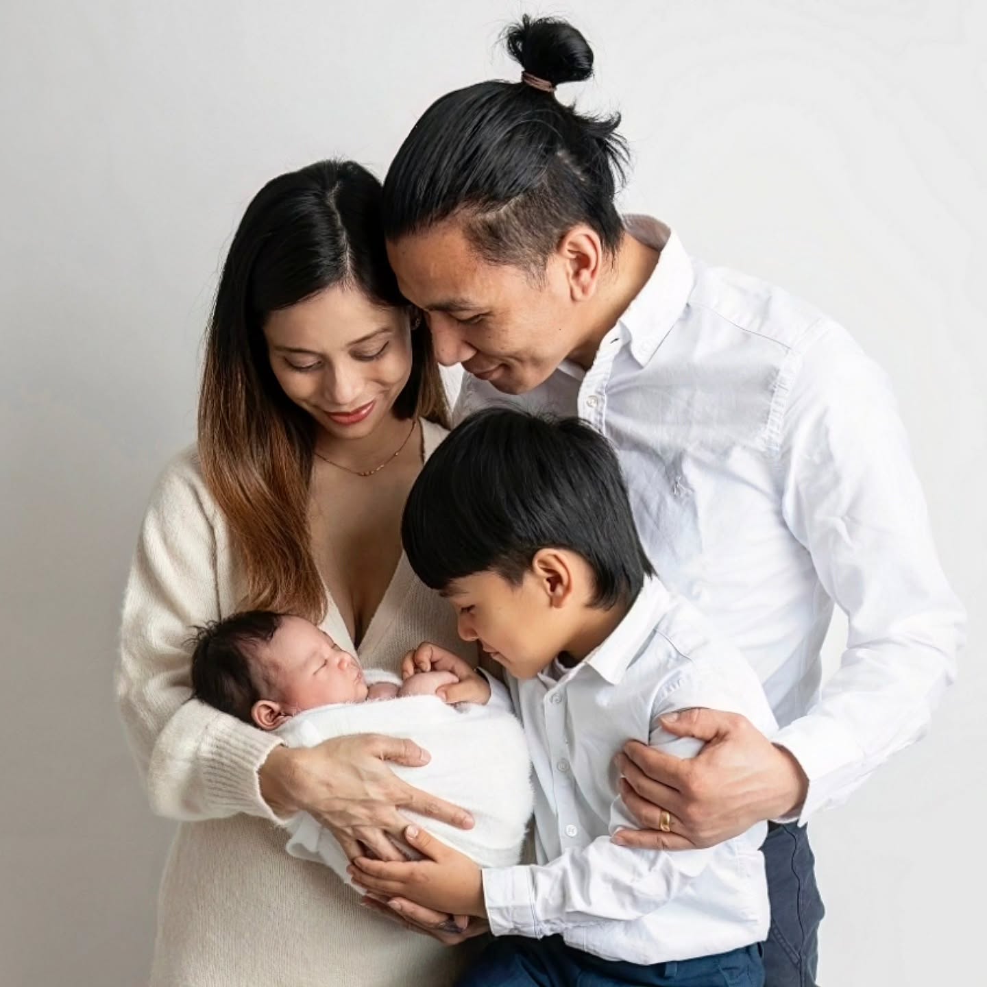 There’s something so special about those first days - the tiny fingers, the sleepy stretches, the way your world suddenly feels bigger and smaller all at once 🤍
That’s why family and sibling portraits are included in my Newborn & Family package. These moments aren’t just about your baby, they’re about all of you - the love, the connection, and those first memories as a growing family.
From gentle cuddles with mum and dad to those proud big brother or sister moments, I’ll capture it all in a natural, timeless way you’ll treasure forever ✨
Because these are the memories you’ll come back to again and again 🤍
📌 Professional photography studio in Aldershot - serving families across Hampshire & Surrey
💌 Enquiries welcome via DM or website
#newbornphotography
#aldershot
#hampshirebabyphotographer
#starspeckledheartsphotography