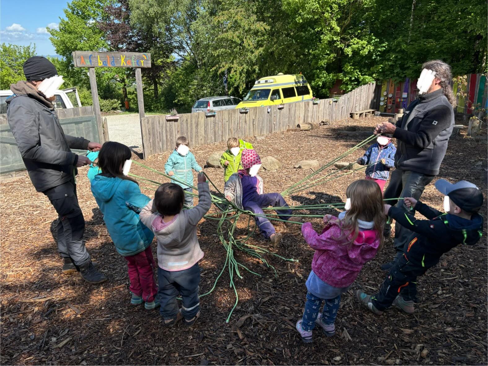 „Vertrau uns, wir halten dich!“ - Gemeinsam füreinander Verantwortung übernehmen und die Zusammenarbeit feiern! #wald #waldkindergarten
