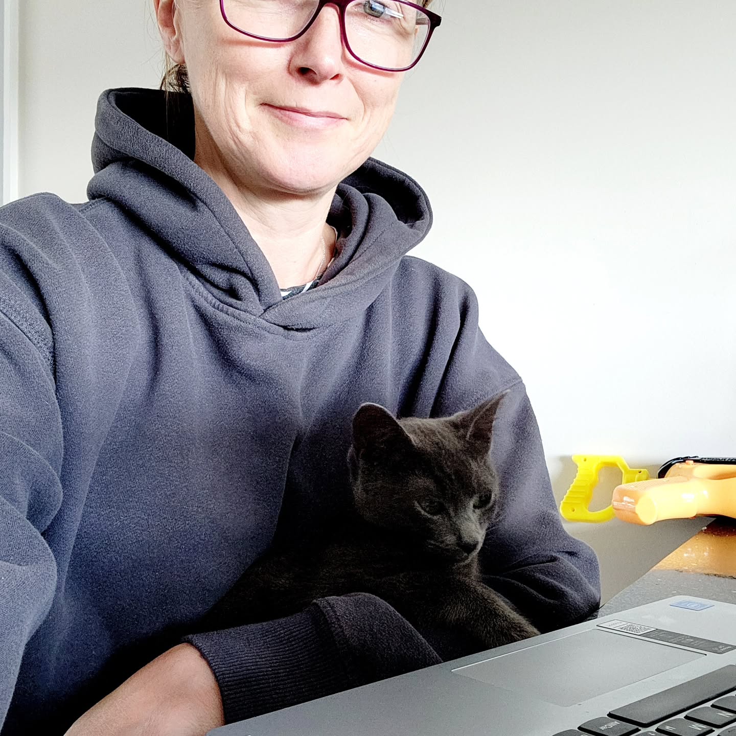 I'm always up for some Marlo snuggles ❤️ He's such a smoochy wee kitten. A little annoying though when he decides the laptop is more comfortable than my lap 🙄
Wednesday's atm (and when I have free time) is all about creating a course about improving upper body posture through self massage, mobility, and pilates strength work to help women stand taller, move with ease, and feel confident within their body.
If you're a desk worker, on your phone alot, a busy taxi driver mum, or if you've found those shoulders have rounded forward, then this new 6 week course is for YOU!
This course will be landing on my new app (which is also coming soon) where members will have access to pilates workouts, self massage tutorials for different areas of the body, relaxation videos and audios to help calm the nervous system, breathwork, and options for 1:1 coaching, and SO much more.
I would love this app to be a go to resource for women to help them with their health and wellbeing.
In the meantime, if this sounds like a little bit of you, make sure you follow me on here and look out for my launch dates.
#waimauku #kumeu #huapai #muriwai #riverhead #northshore #matpilatesauckland #selfmassage #mobilityexercises #pilatesfornposture #postureexercises #kyphosis #aucklandpilates