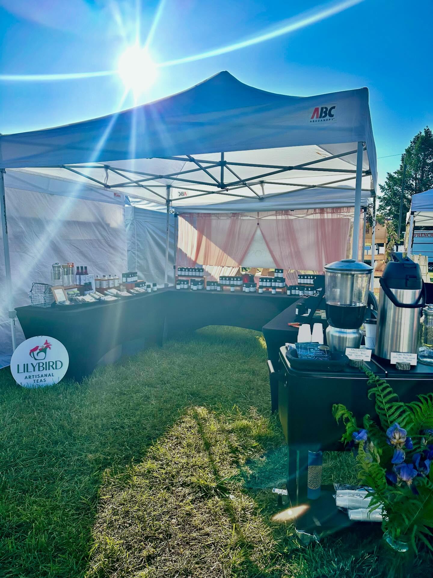 Gray Apple, day โ๏ธ! You have until 5pm to take full advantage of these sunny skies, delicious food, and amazing shopping โ๏ธ